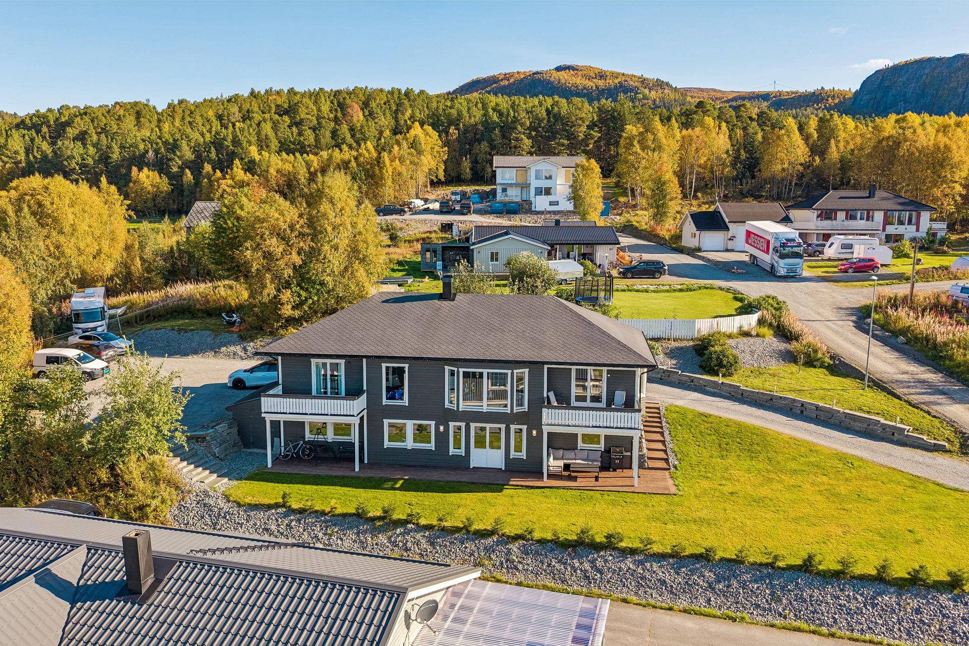 Innholdsrik enebolig over to plan fra 2008, vakkert plassert i landlige omgivelser i Rafsbotn.. Bilde nummer 1 av 3