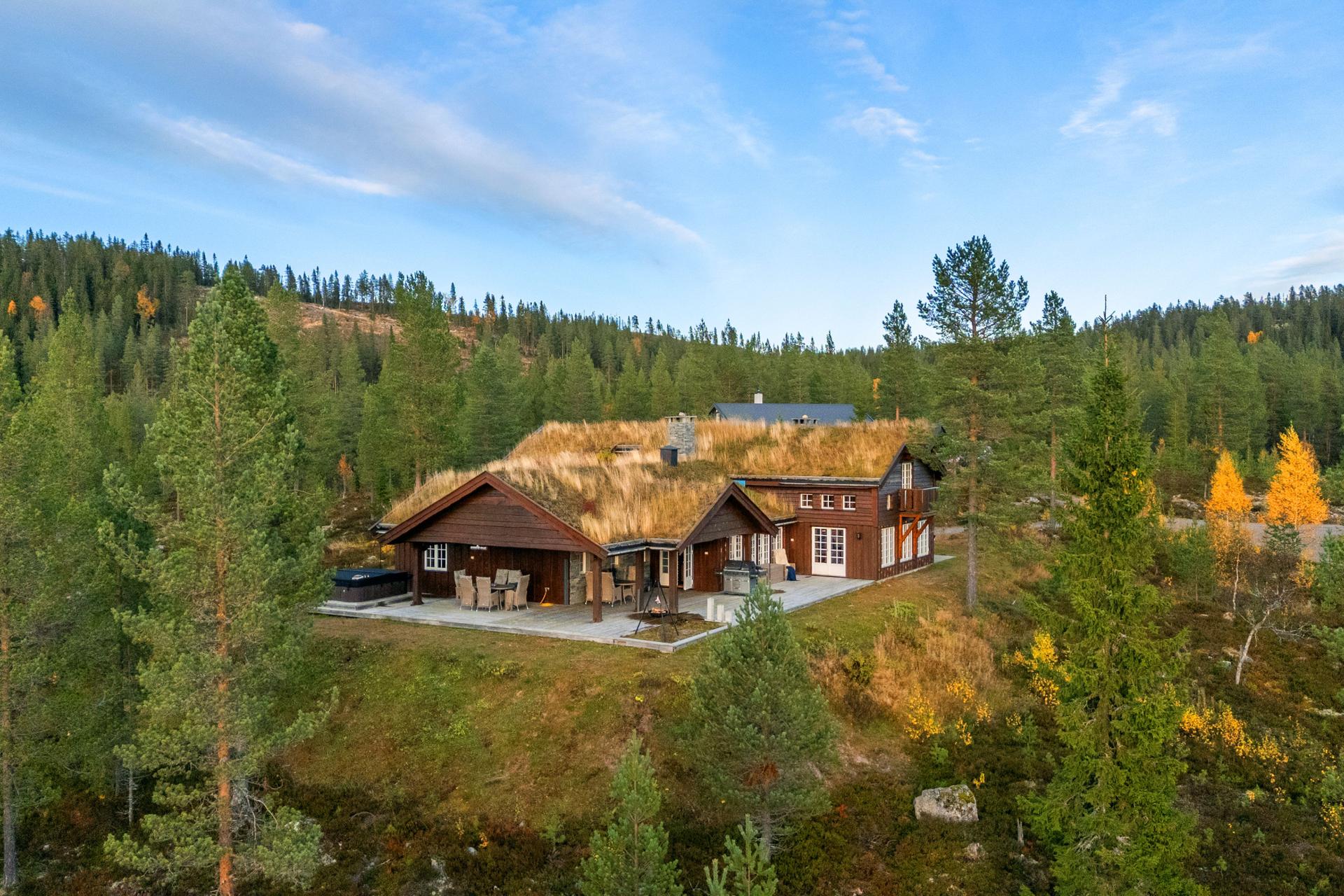 Velkommen til Fuglåsveien 174. Foto: Husfoto.. Bilde nummer 1 av 3