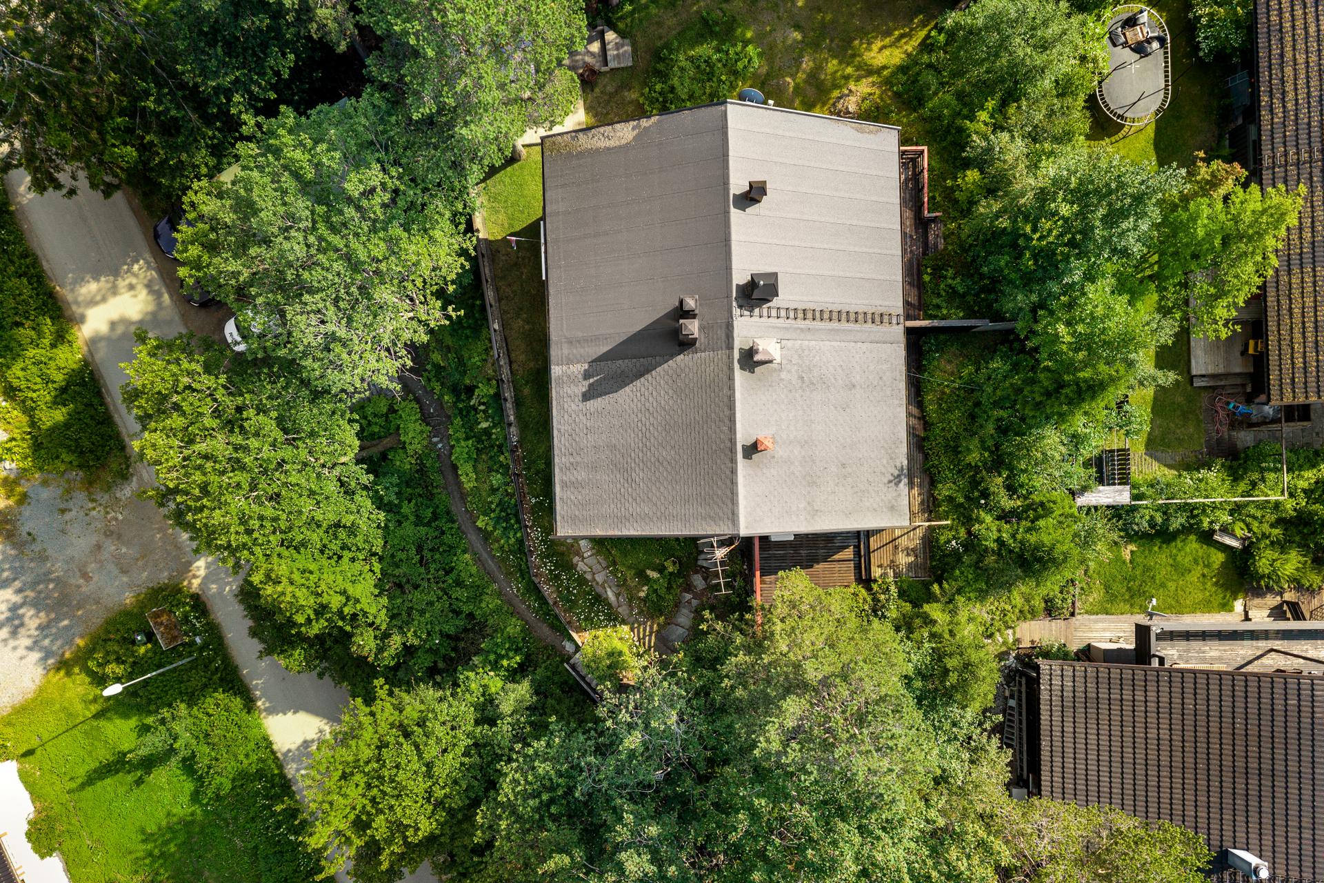 Eiendommen ligger i et veletablert boligområde på Storhaugen, med nærhet til helårs turterreng i Bymarka.. Bilde nummer 3 av 3