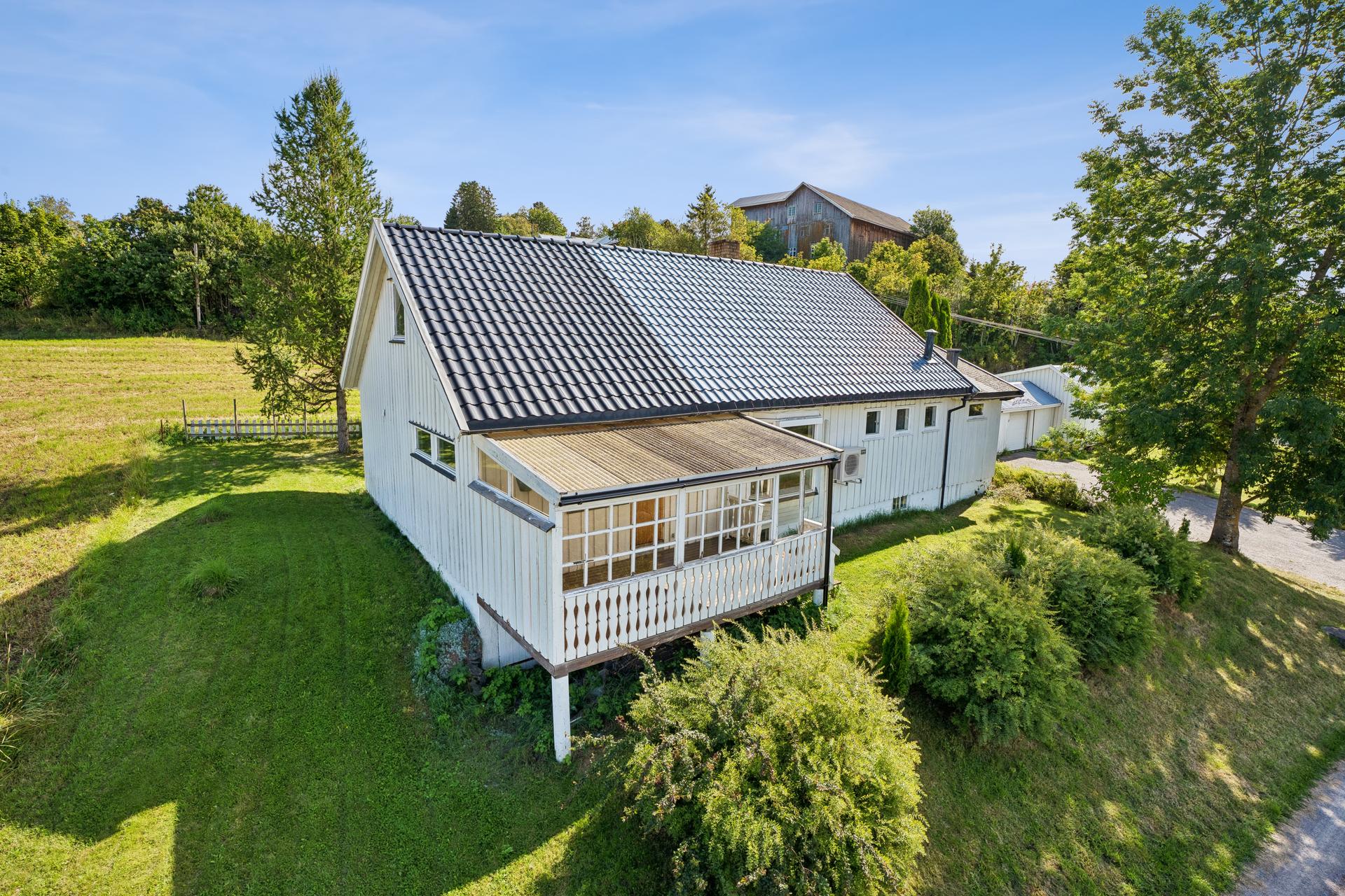 Enebolig over tre plan med en landlig og fri beliggenhet på Østre Toten.. Bilde nummer 2 av 3