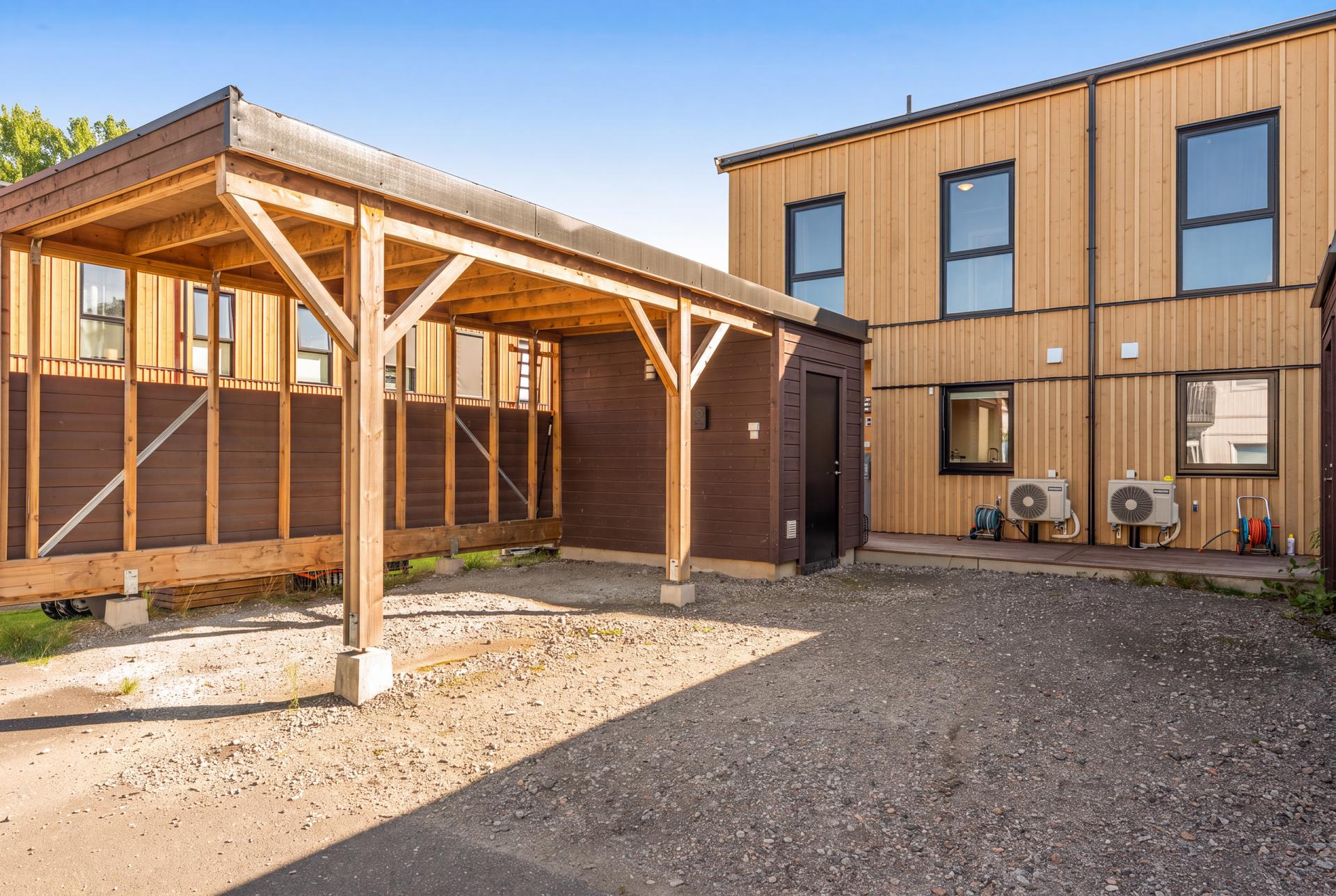 Egen carport med lader og en praktisk utebod på ca. 5 m².. Bilde nummer 3 av 3