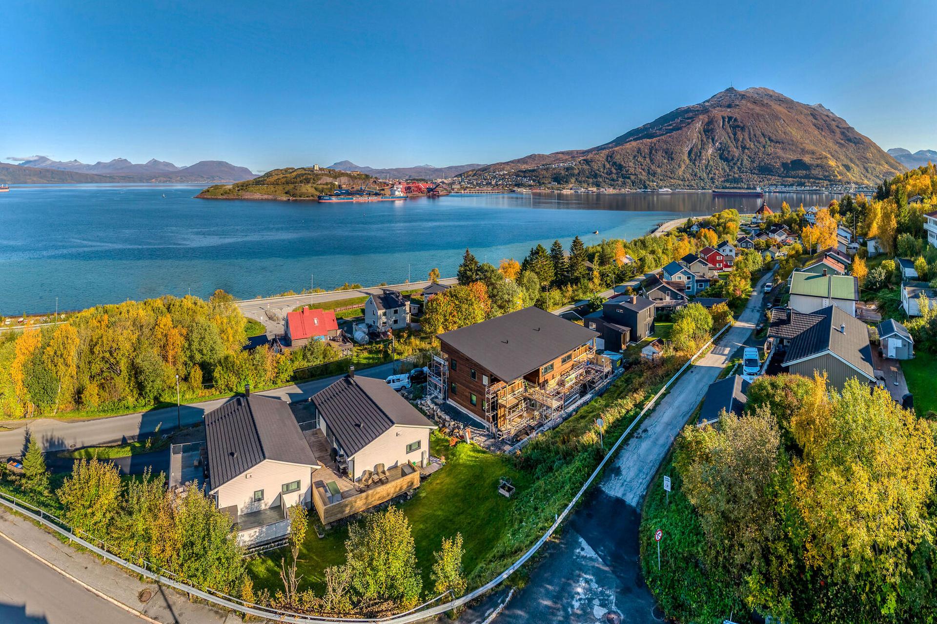 Leilighetene byr på en fin beliggenhet på en solrik tomt med praktfull utsikt mot fjord og fjell. Alle leiligheter får egen carport og sportsbod. Bilde nummer 3 av 3
