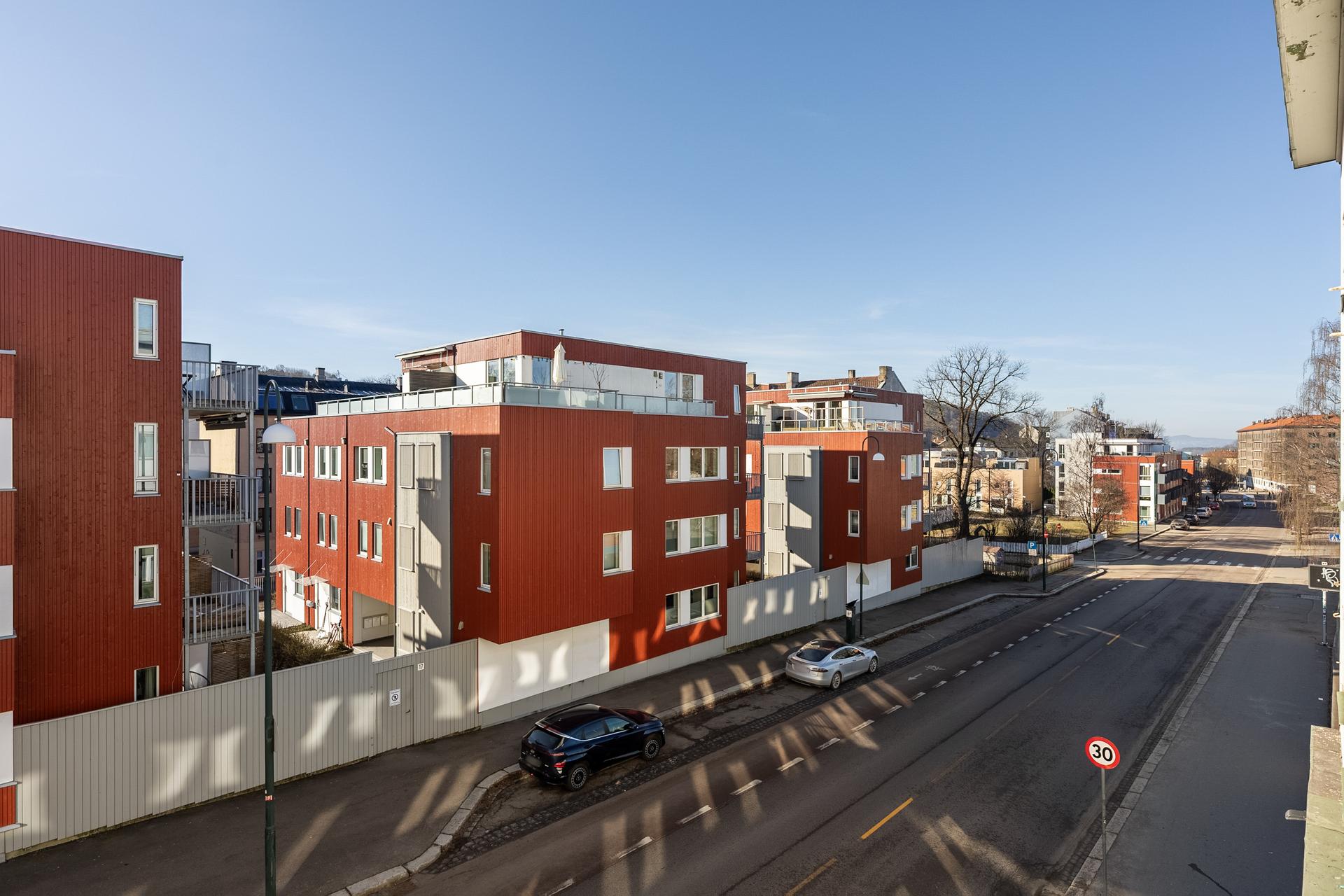 Meget sentral beliggenhet med kort vei til mange ulike fasiliteter. Det er felles bakgård med sitteplasser og mulighet for grill. . Bilde nummer 3 av 3