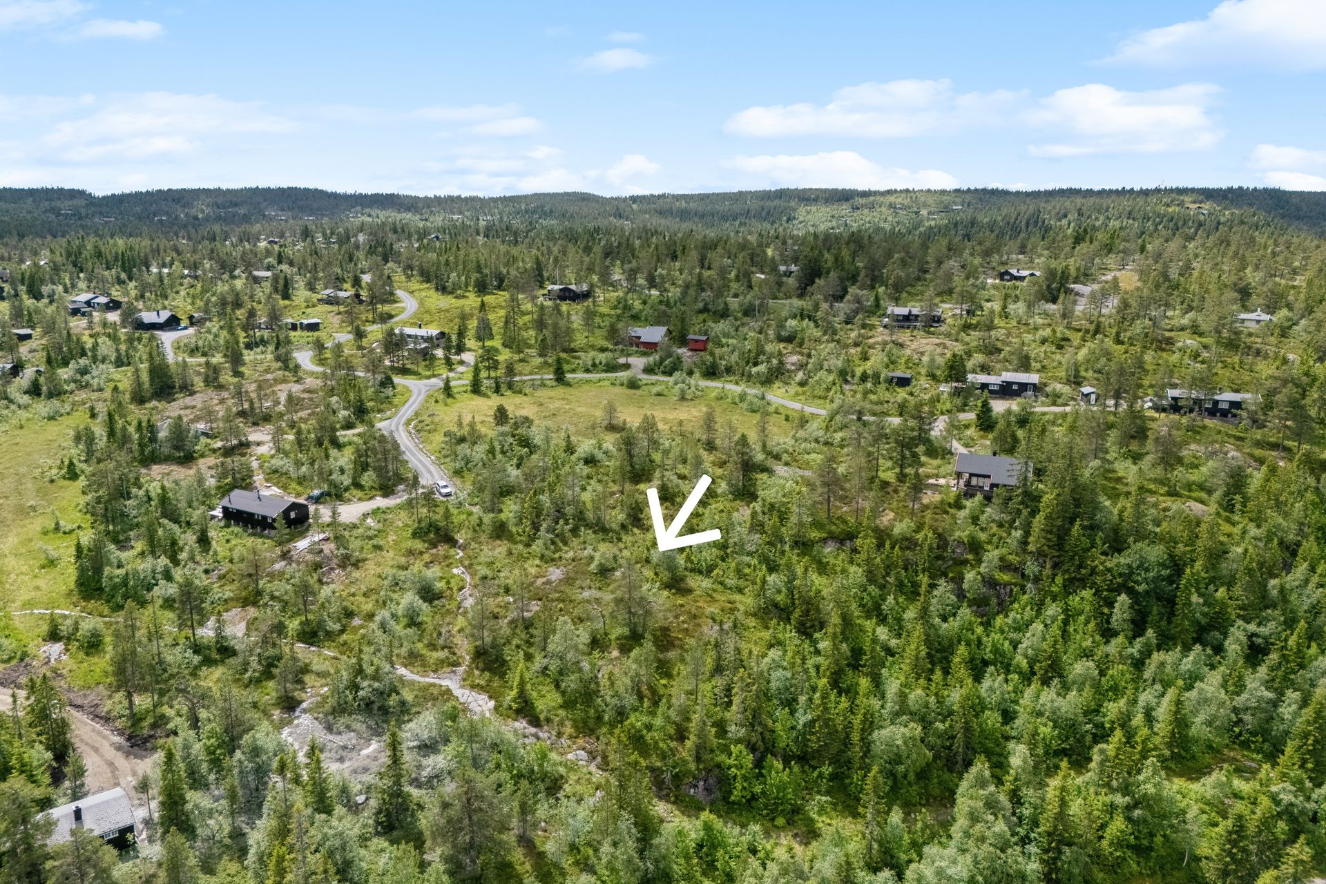 Oversiktsbilde. Pilen viser ca plassering av tomten. Bilde nummer 1 av 3
