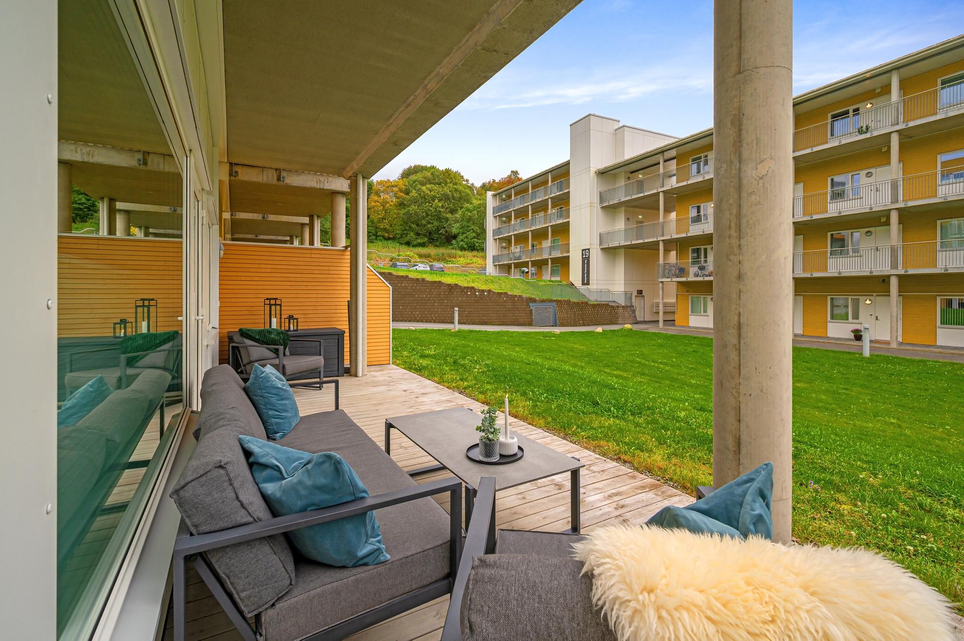 Stor, sørvestvendt terrasse på 19,6 kvm.. Bilde nummer 2 av 3
