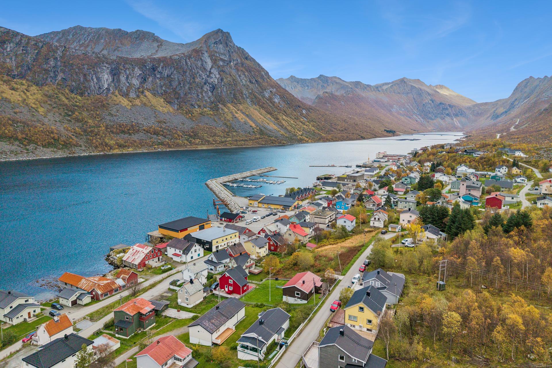 Flott beliggenhet i det tradisjonsrike fiskeværet på yttersiden av Senja.. Bilde nummer 3 av 3
