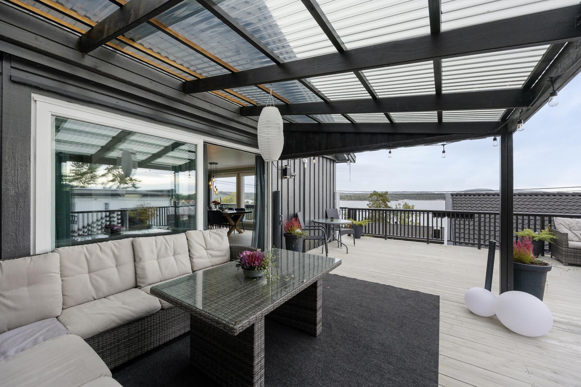 Fra stuen i andre etasje er det utgang til en utvidet og delvis overbygd terrasse mot sør.. Bilde nummer 3 av 3