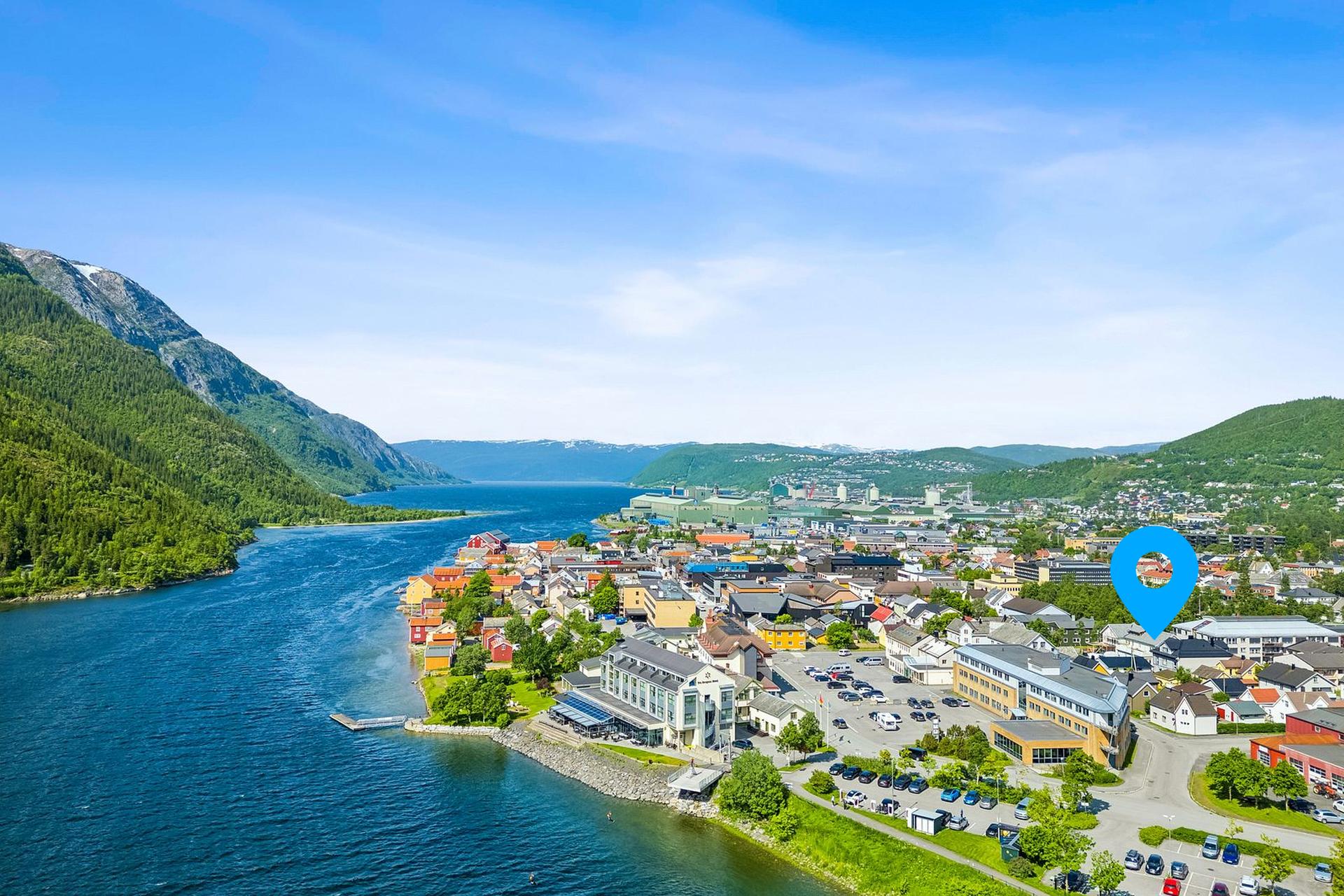 Like utenfor boligen har vi sentrumssonen som byr på alt fra handel til historiske Sjøgata.. Bilde nummer 3 av 3