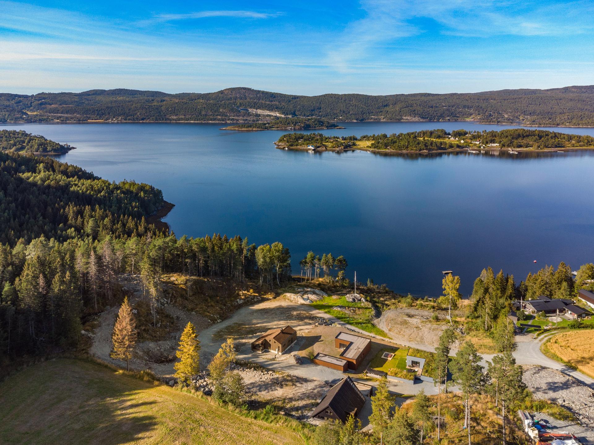 Oliver Almli Reinås v/ EiendomsMegler 1 presenterer: Svartvika 10 & 12.. Bilde nummer 1 av 3