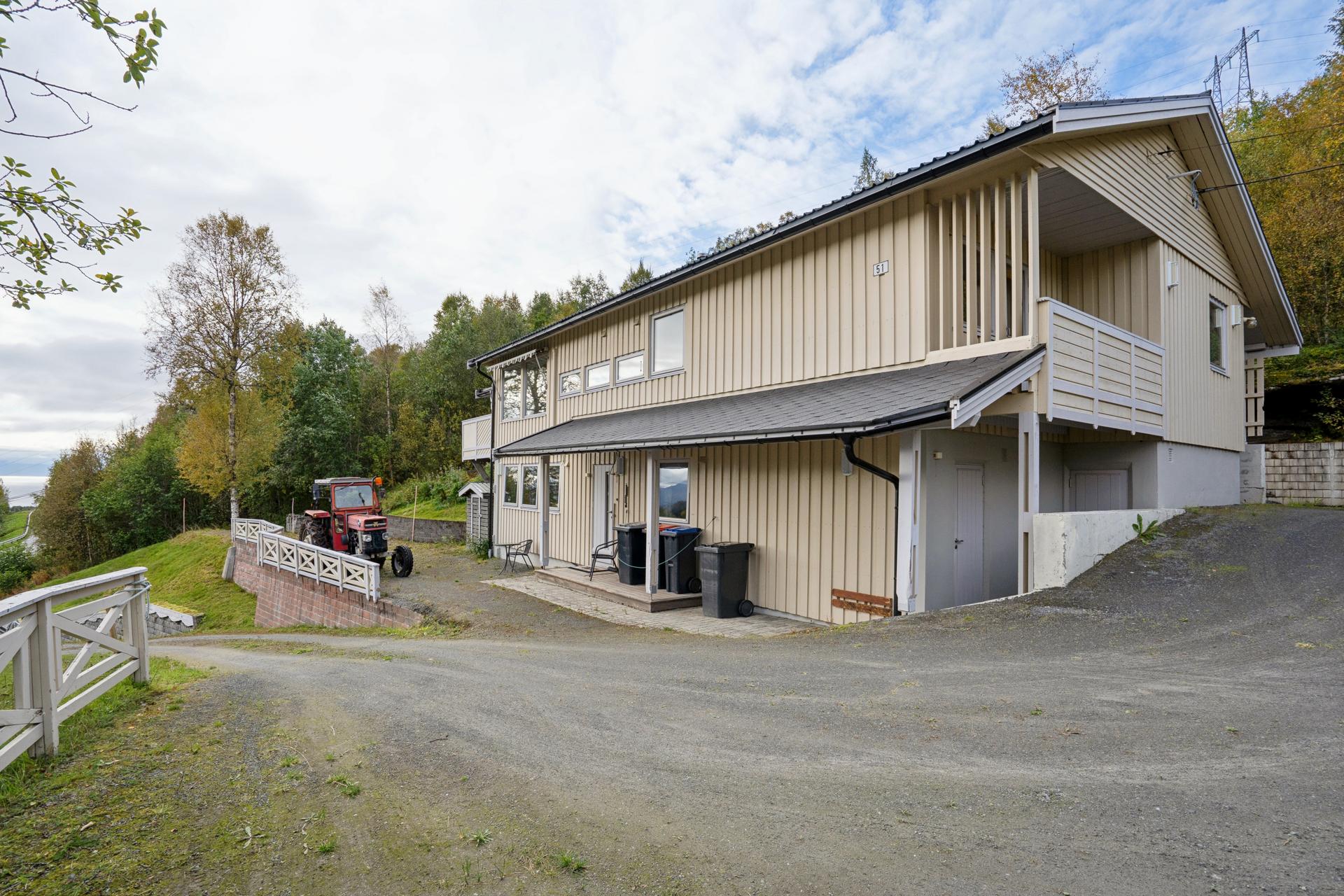 Enebolig over to plan med separat utleiedel i underetasjen og frittstående garasje. Bilde nummer 3 av 3