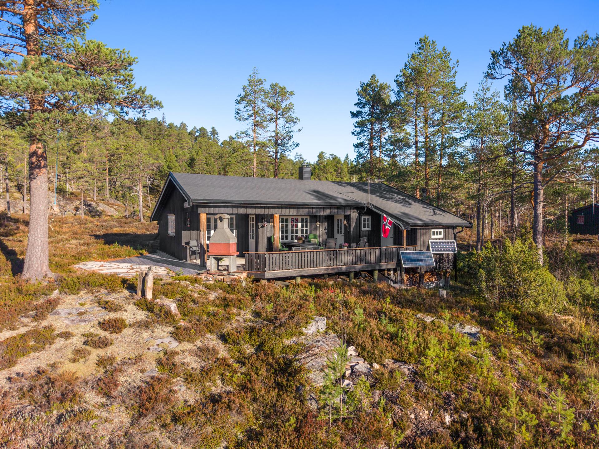 Eiendommen ligger i åpent terreng ved Drivsvatnet med solcelleanlegg for strømforsyning.. Bilde nummer 3 av 3