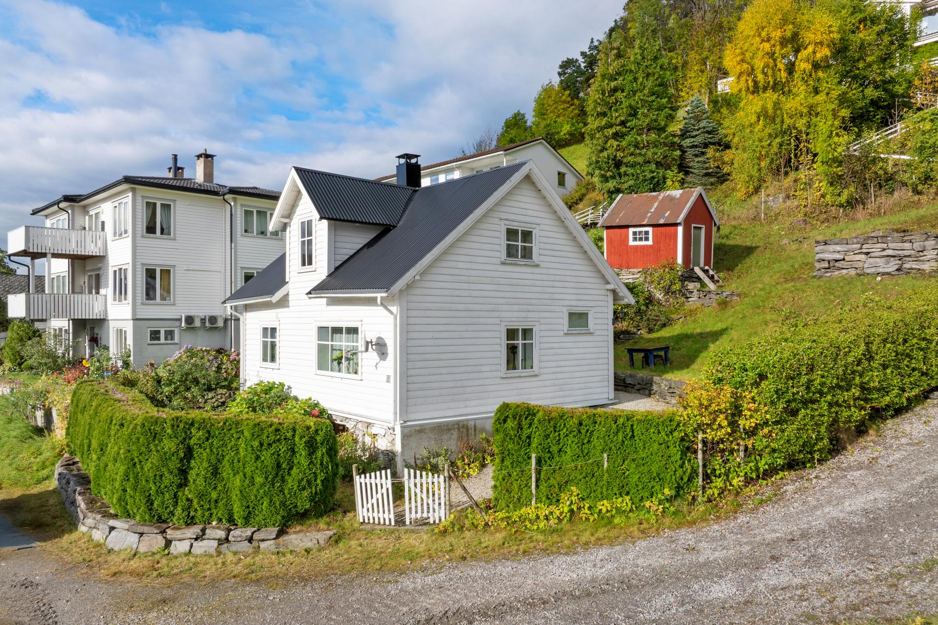 Ein sjarmerande einebustad frå 1923 med idyllisk plassert på Leikanger.. Bilde nummer 2 av 3