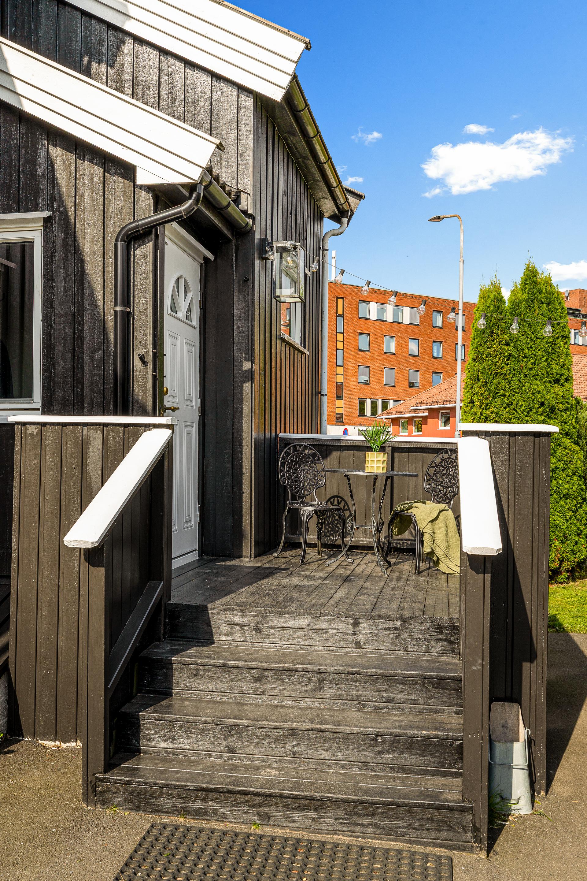 Praktisk, overbygget inngangsparti.. Bilde nummer 3 av 3