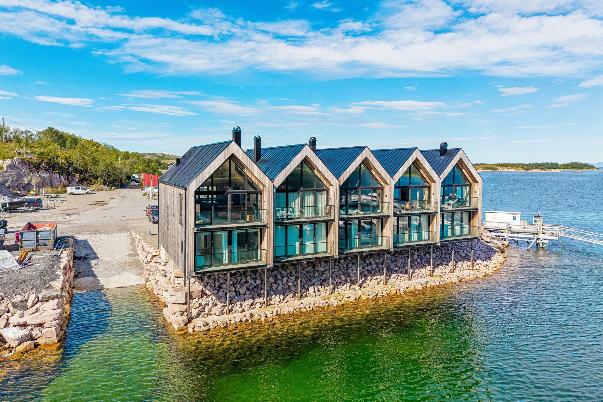 Nordskot Brygge ligger like ved, og tilbyr leie av båt, padlebrett og kajakk for turer på fjorden.. Bilde nummer 3 av 3