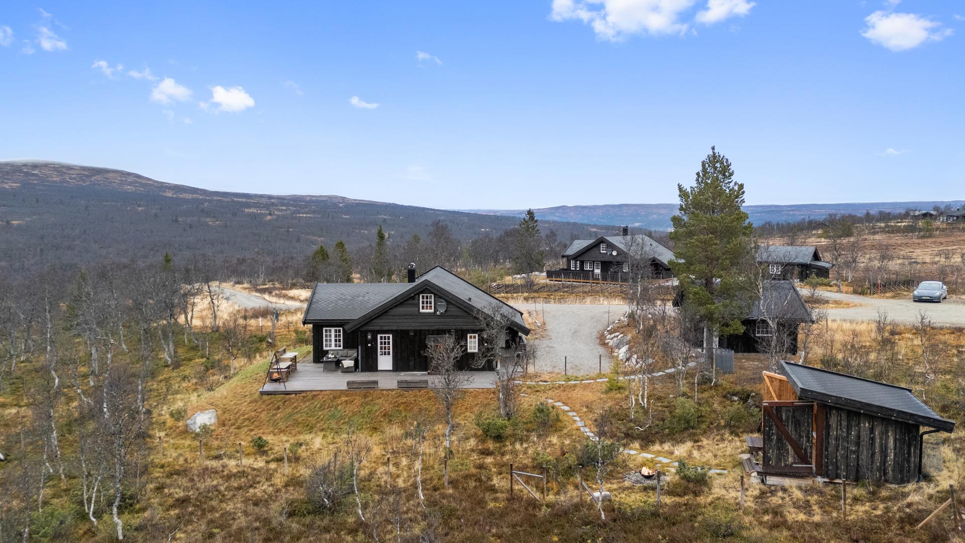 Velkommen til Djupskårdsvegen 71, presentert av Linda Merete Svee ved EiendomsMegler1! (Foto: Interiørfoto, Haukdal). Bilde nummer 1 av 3