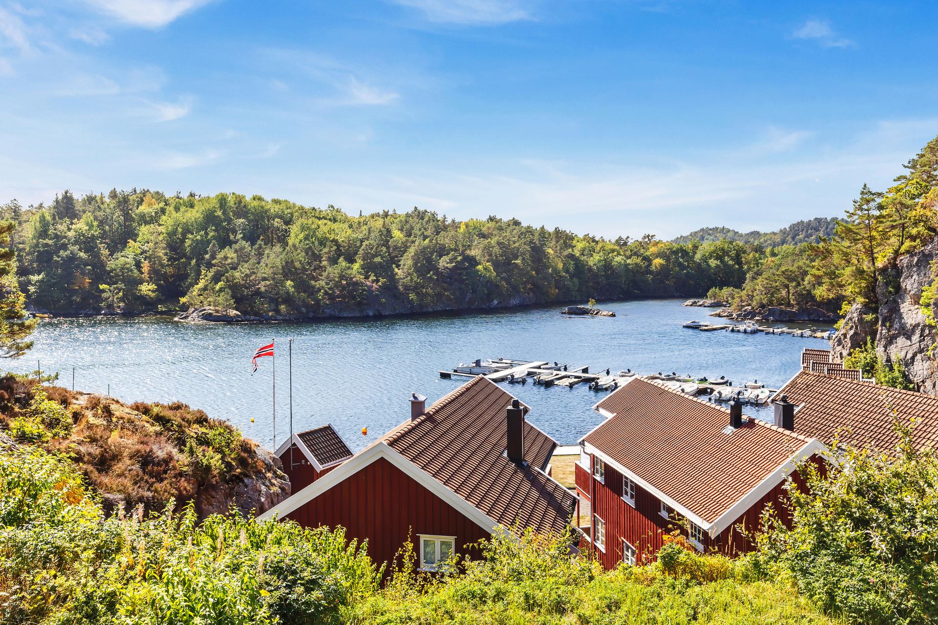 Eiendommen ligger kun 60 meter fra sjøen og har tilgang til felles bryggeanlegg.. Bilde nummer 3 av 3