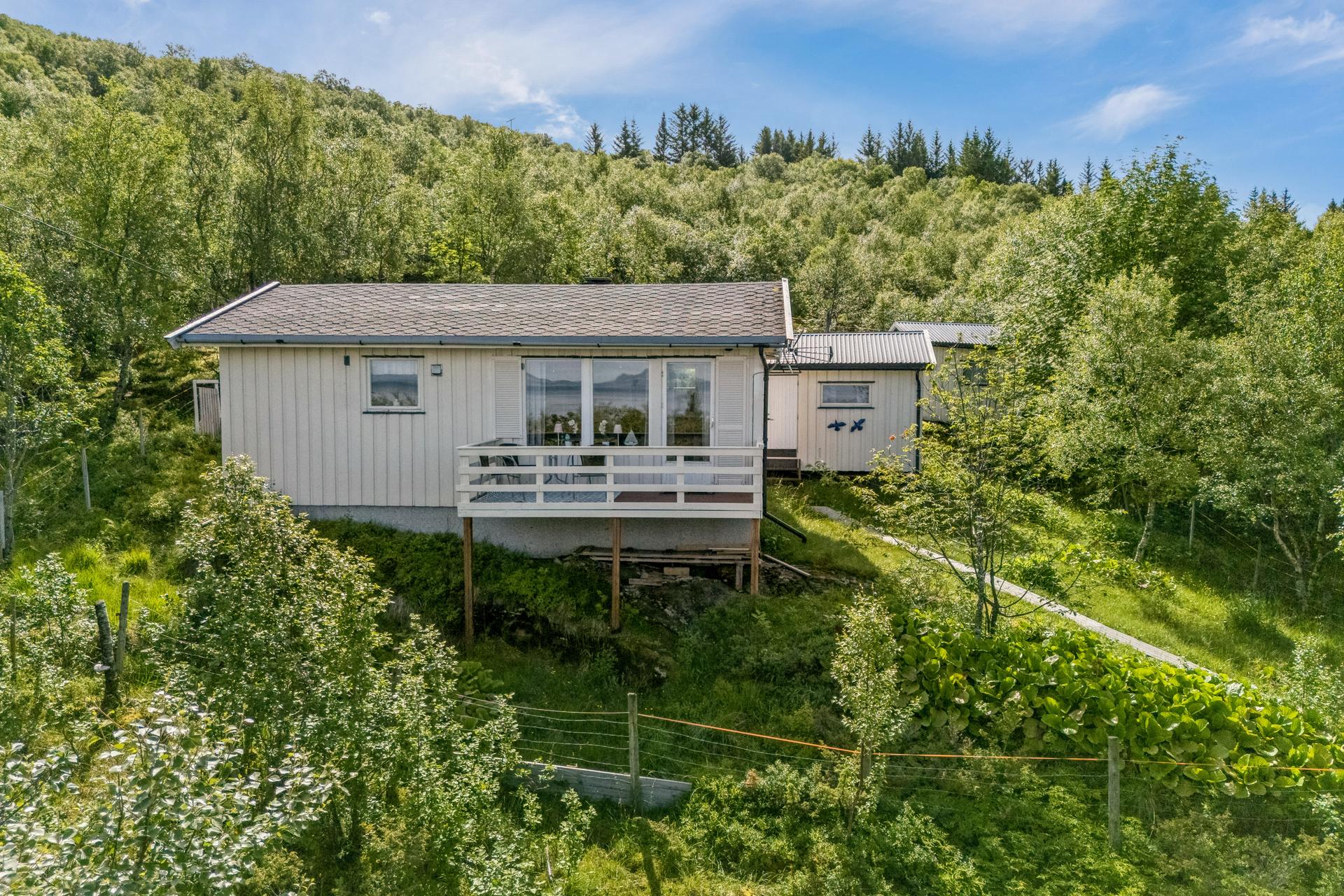 Fritidsbolig på vakre Handnesøya. Anneks, uthus m/utedo og naust. Flott utsikt og solgang!. Bilde nummer 2 av 3