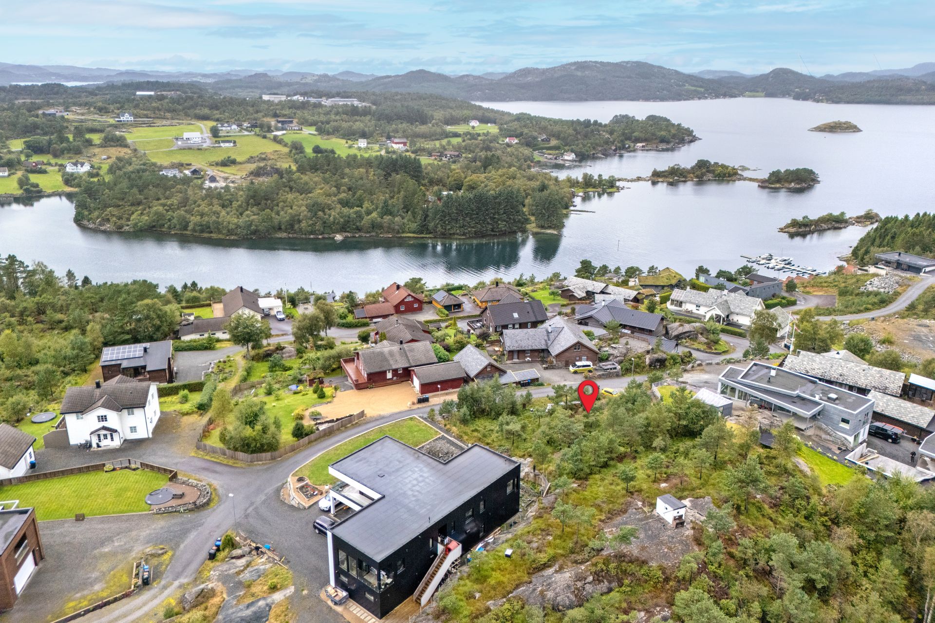 Tomten har en svært attraktiv plassering på det populære Trovågfeltet. Bilde nummer 3 av 3