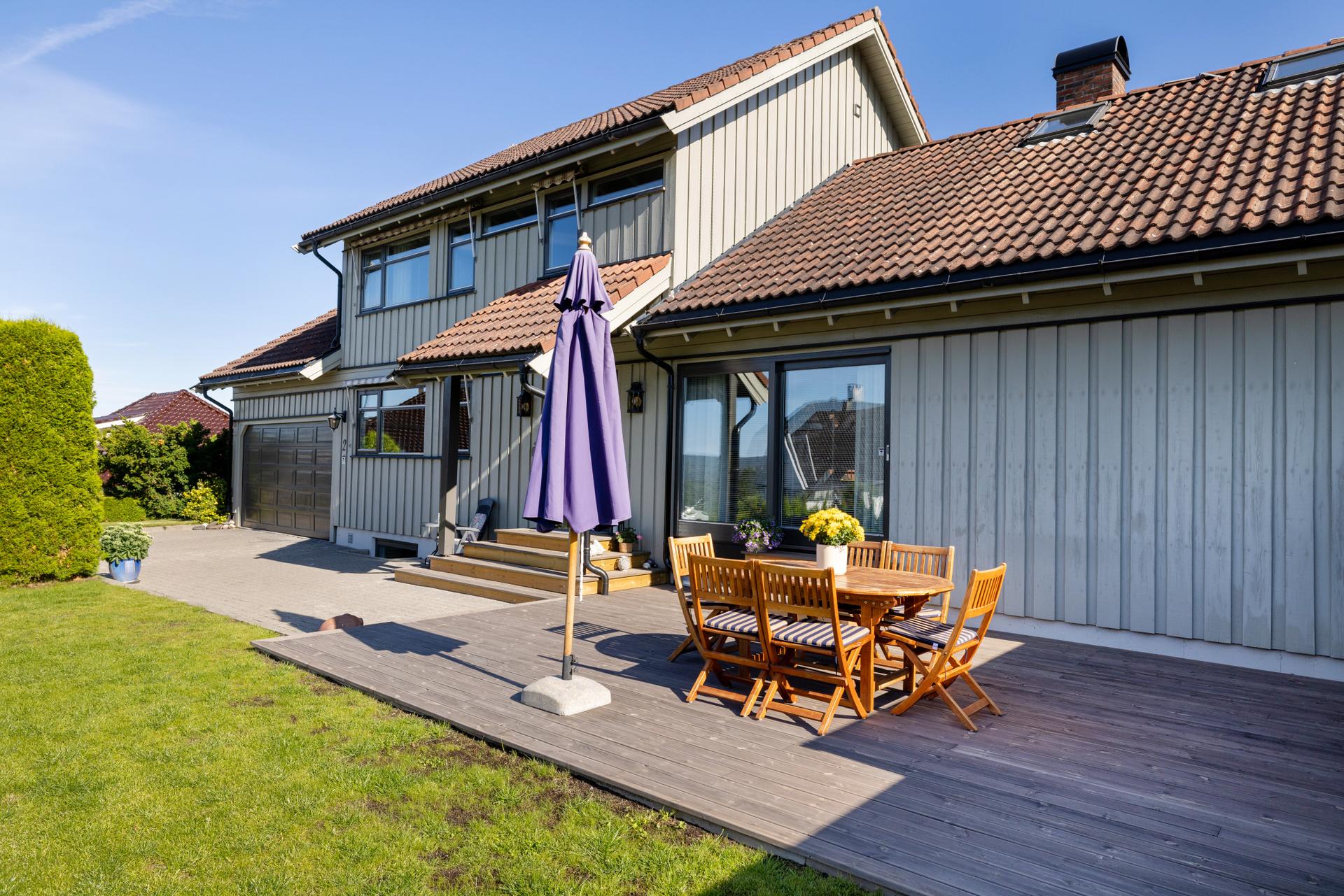 Boligen ligger på en flat, pent opparbeidet tomt med svært gode solforhold. . Bilde nummer 2 av 3