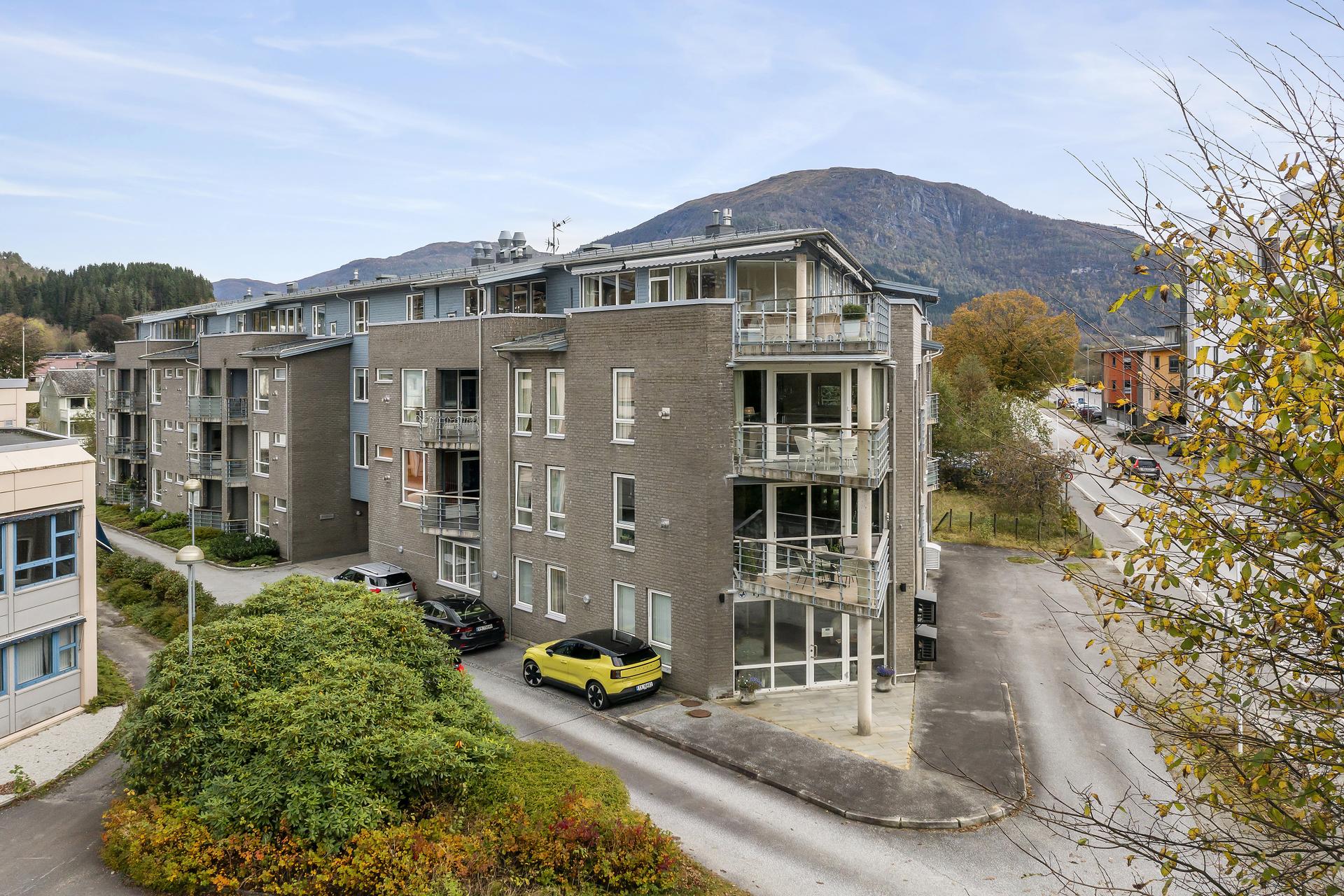 Leilegheita ligg med vestvendt plassering. Bygget frå 2007 er oppført over fleire etasjar med heis og fellesanlegg.. Bilde nummer 2 av 3