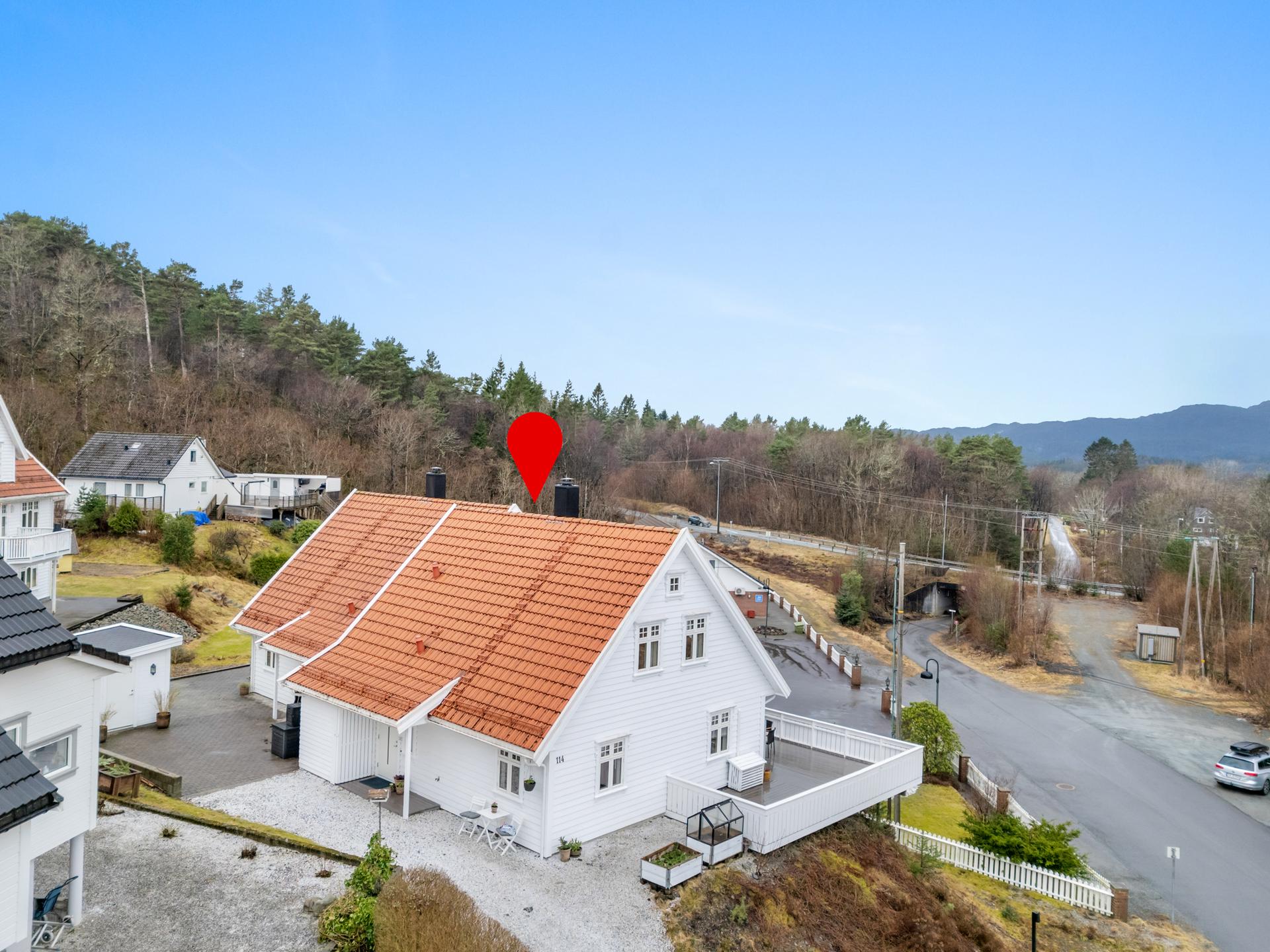 Boligen har gode solforhold inkl. sen kveldssol. Bilde nummer 3 av 3
