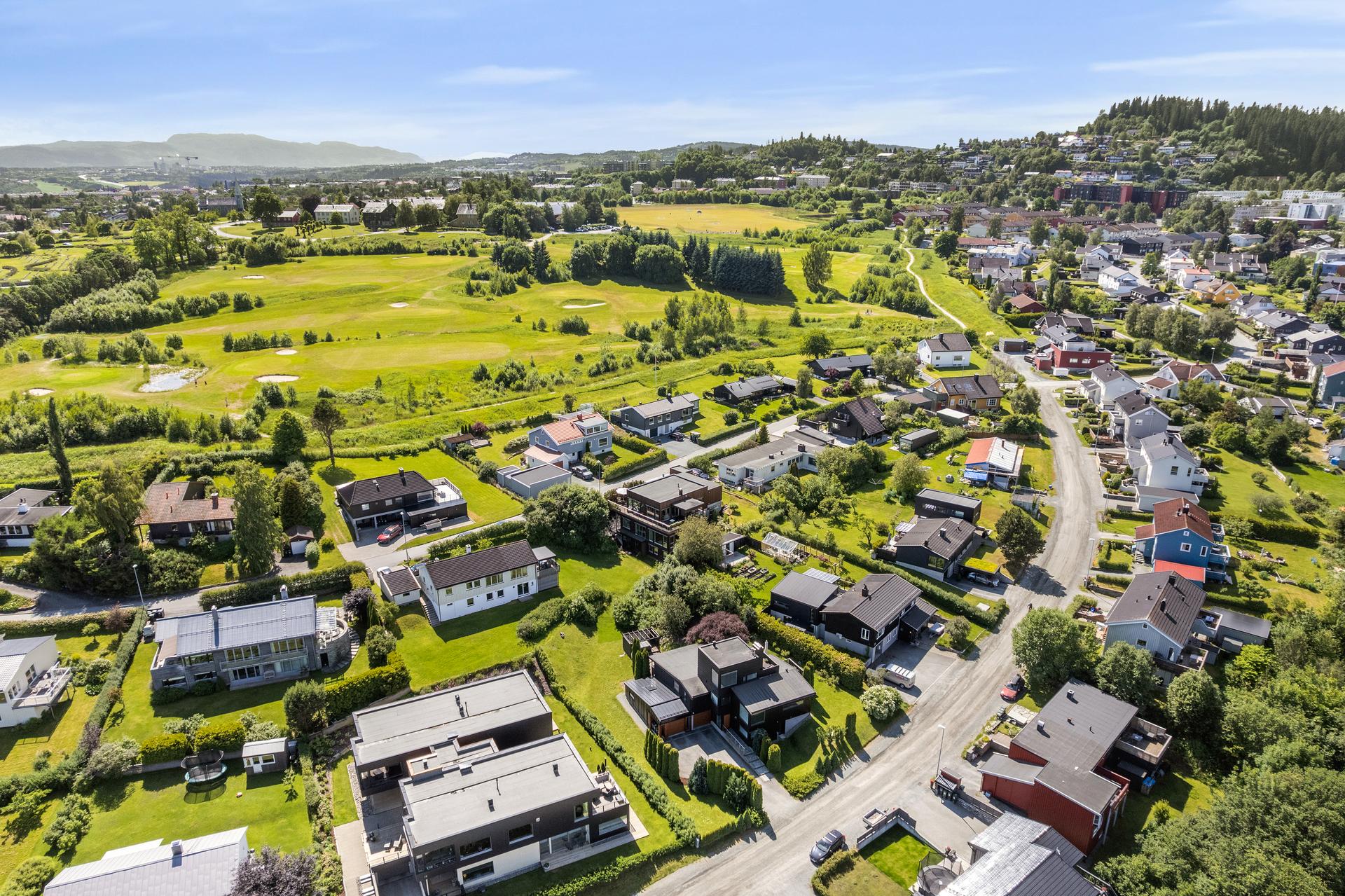 EiendomsMegler 1 ved Sigbjørn Shaswar-Vestå har stor glede av å kunne presentere Harevegen 11!. Bilde nummer 2 av 3