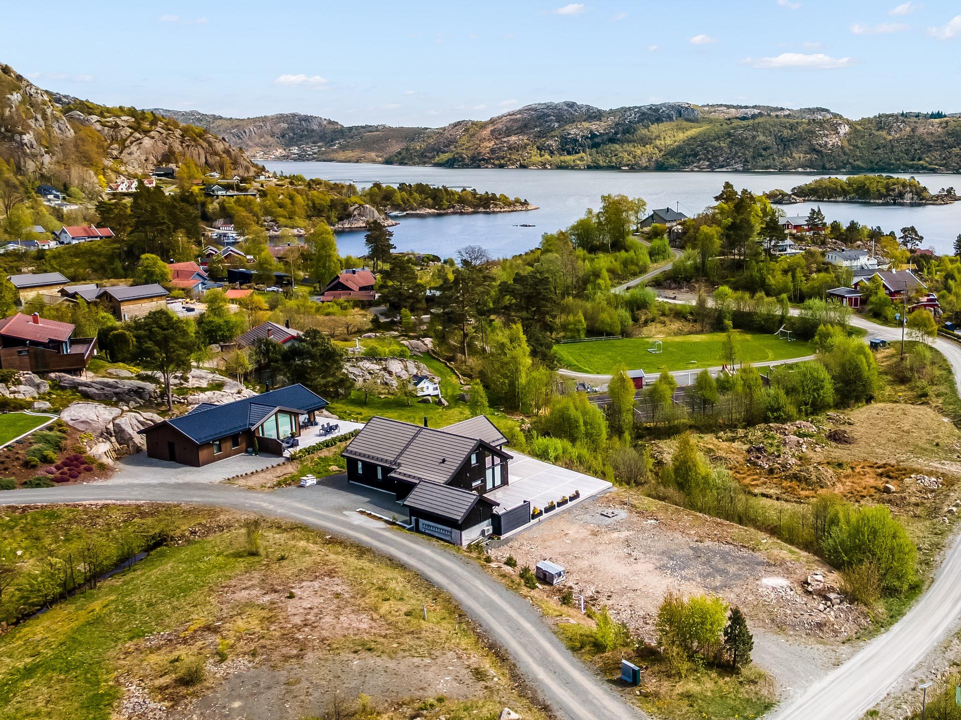 Området er solrikt og ligger vakkert til på Austadhalvøya, med kort vei til både sjø og hei.. Bilde nummer 3 av 3