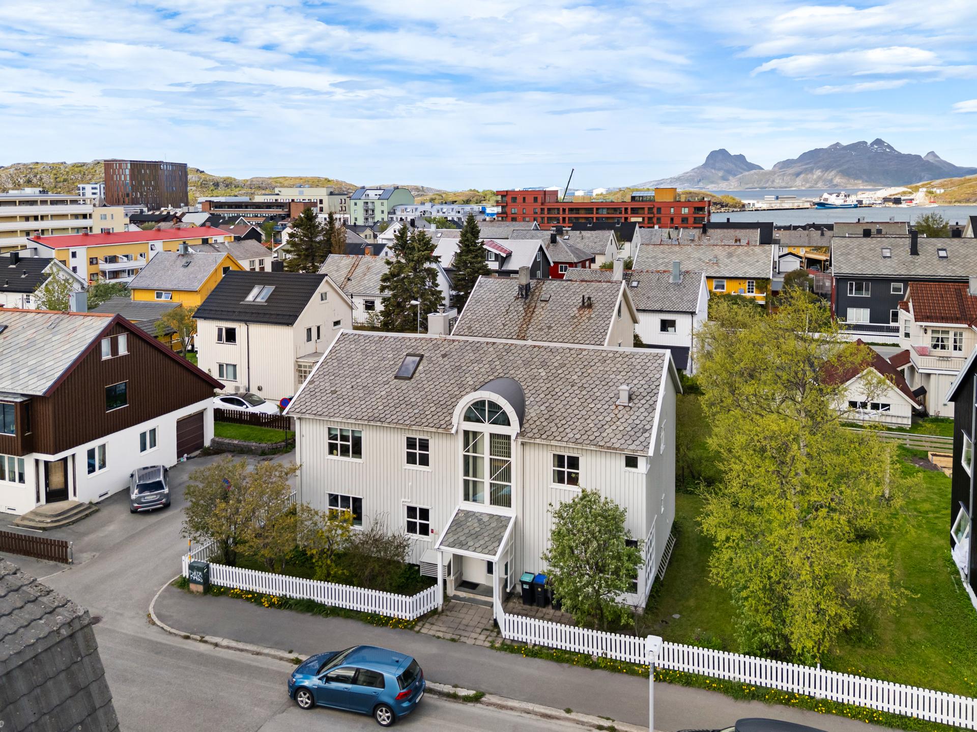 Eiendommen ligger i et etablert boligområde med gangavstand til sentrumskjernen.. Bilde nummer 3 av 3
