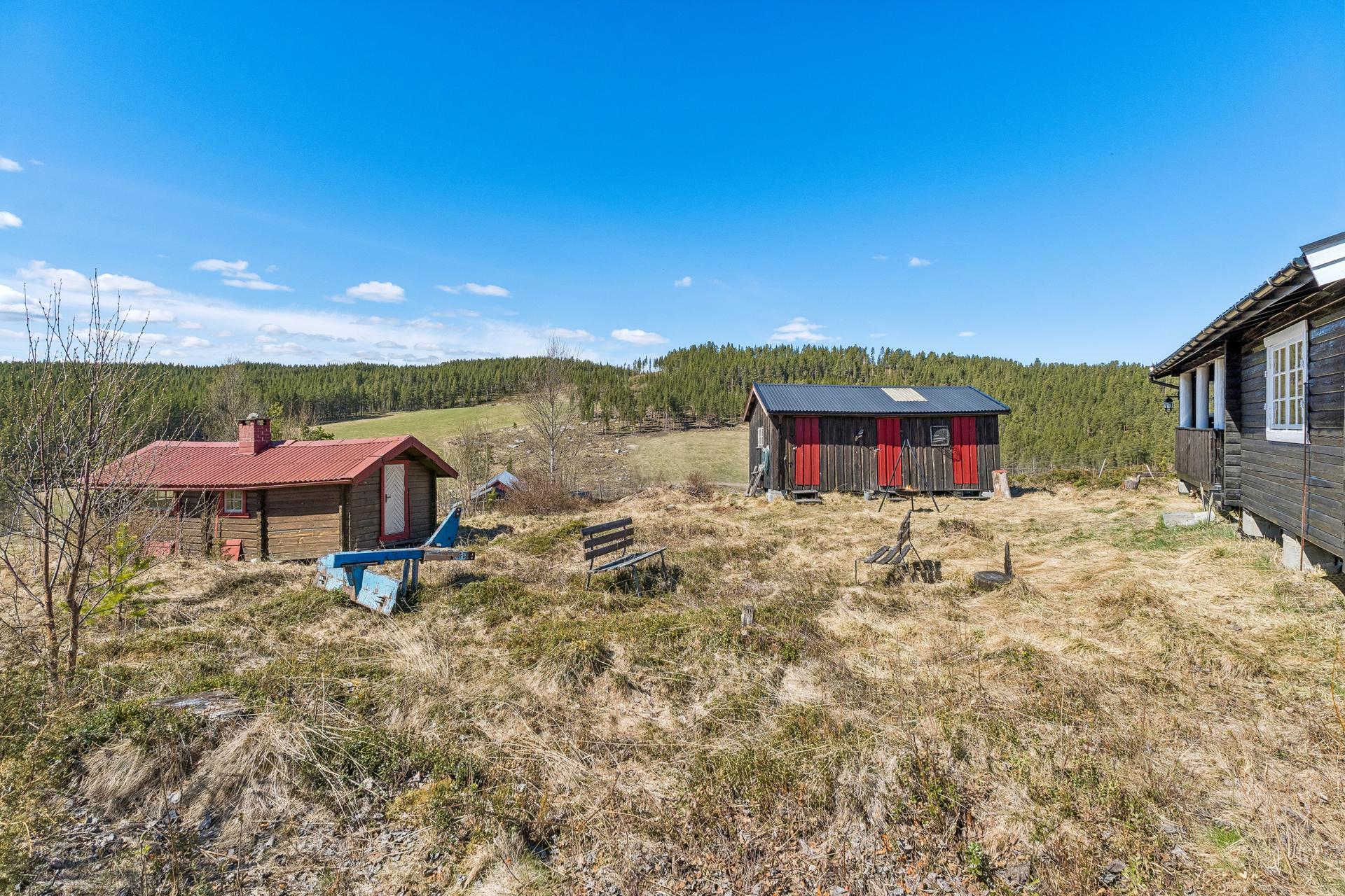 Eiendommen består av et hyttetun med hovedhytte, anneks og uthus. Hovedhyttas tak ble tekket med nye stålplater i 2021.. Bilde nummer 3 av 3