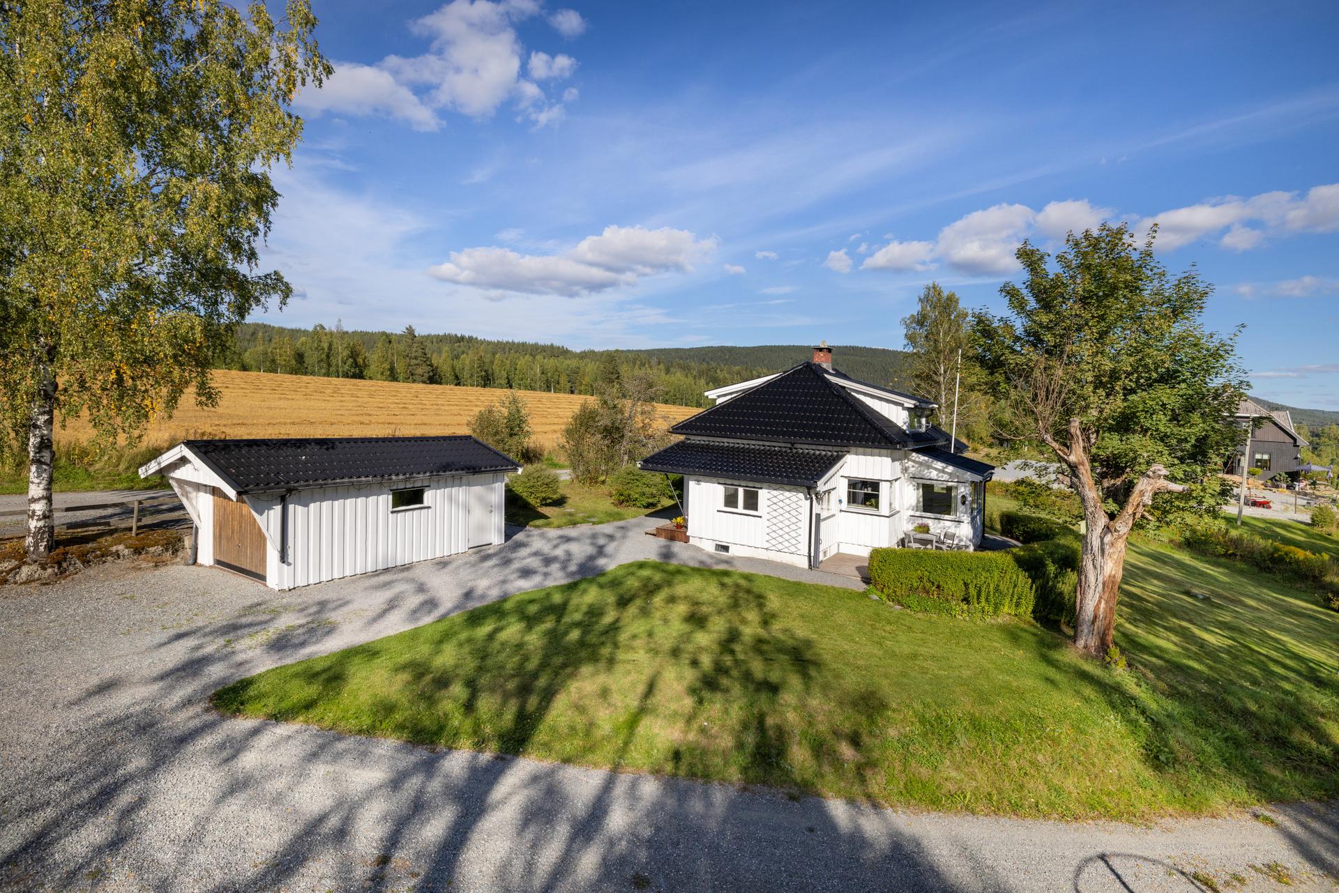 Enebolig fra 1941 med stor, landlig tomt og to garasjebygg.. Bilde nummer 2 av 3