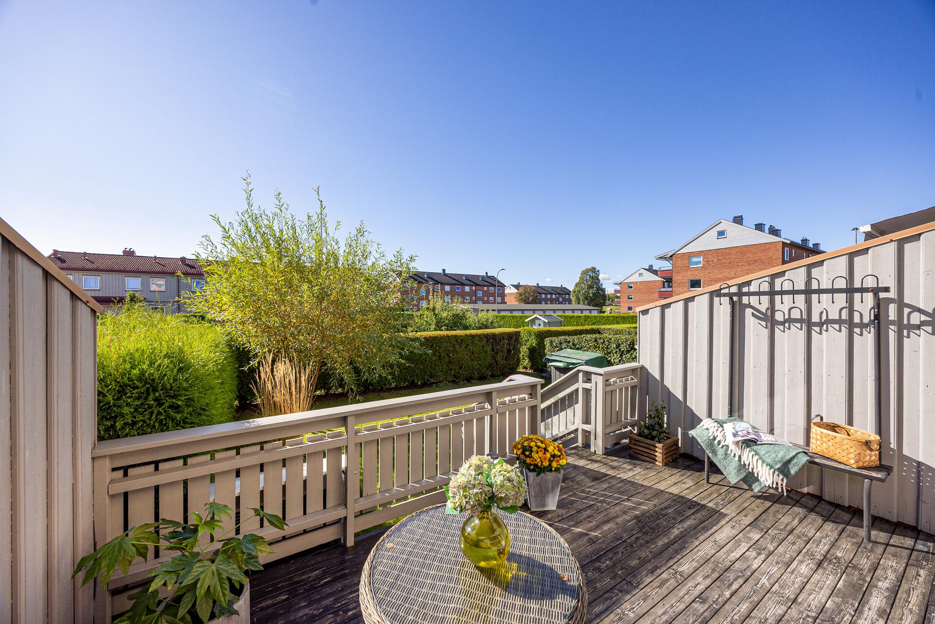 Deilig uteområde med sydvendt veranda og hagedel. Her bor du lettvint og sentralt. Lave felleskostnader og lav fellesgjeld. . Bilde nummer 3 av 3