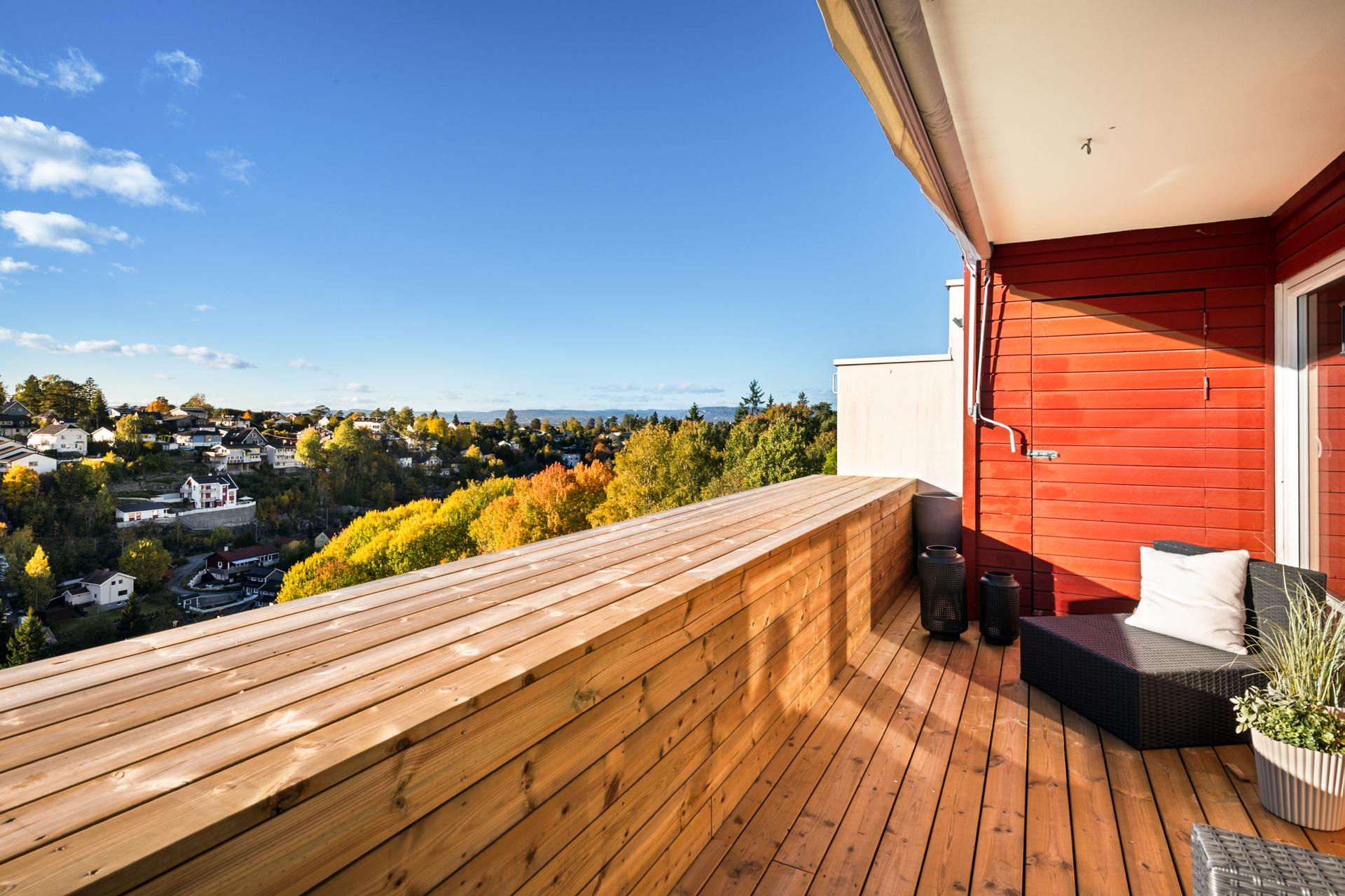 Velkommen til Trygve Strømbergs vei 2A. En smakfull, gjennomgående, 4-roms leilighet med to bad fra 2019 og garasjeplass. Vestvendt terrasse på 11 m² utenfor stuen med sen kveldssol og østvendt balkong utenfor kjøkkenet. Foto: Diana Sedysheva. Bilde nummer 1 av 3