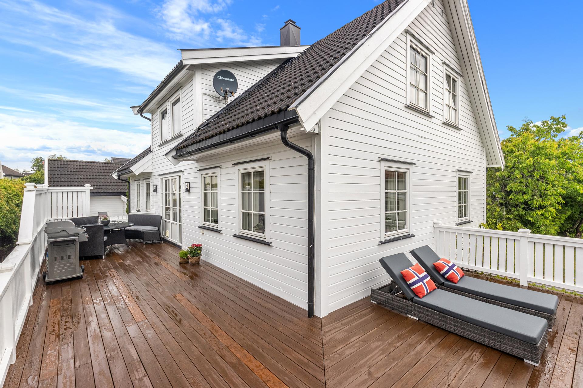 Vinkelterrasse, solrik og skjermet, og med utgang fra stuen.. Bilde nummer 3 av 3