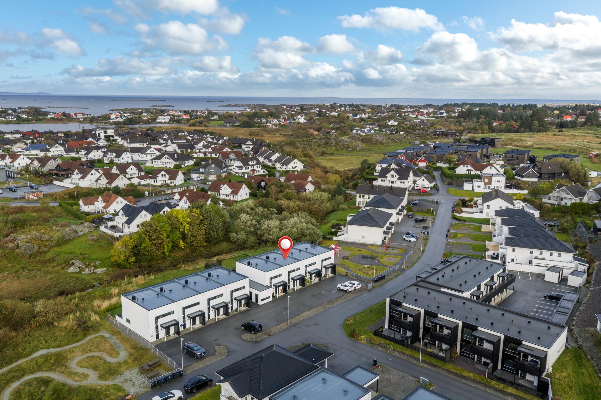 Barnevennlig beliggenhet på Tjøsvoll Øst i Åkrehamn. Boligeområdet er nyetablert med både leiligheter, eneboliger og rekkehus. . Bilde nummer 3 av 3
