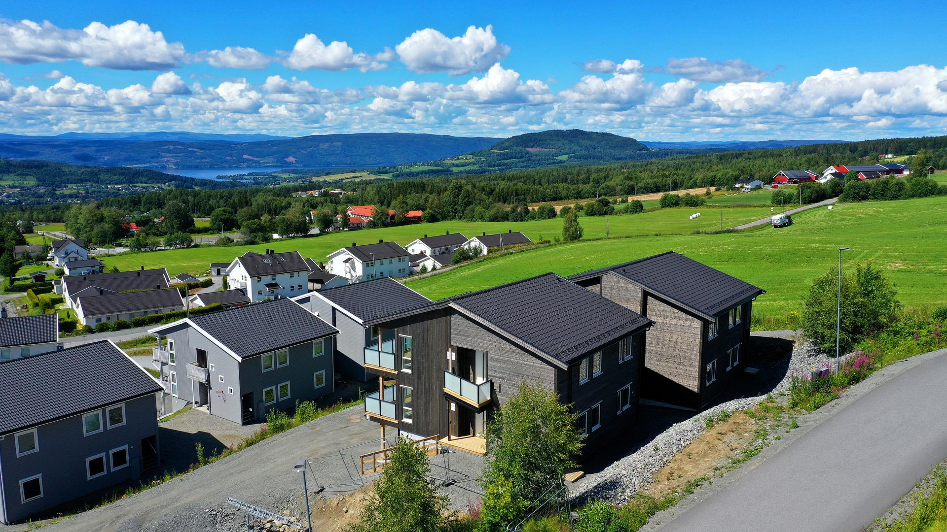 Boligene ligger svært solrikt til og har en fantastisk utsikt - 5 av 7 bolighus er ferdig bygd. (Foto: Kjell Vidar Martinsen). Bilde nummer 2 av 3