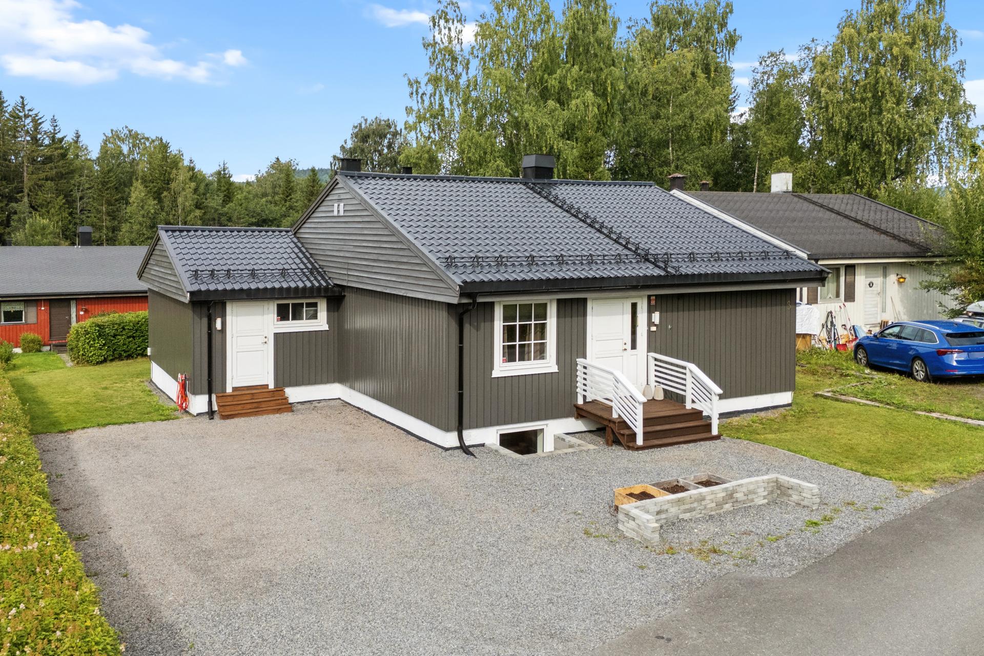 Eiendommen ligger meget sentralt til med gangavstand til sentrum. Bilde nummer 3 av 3