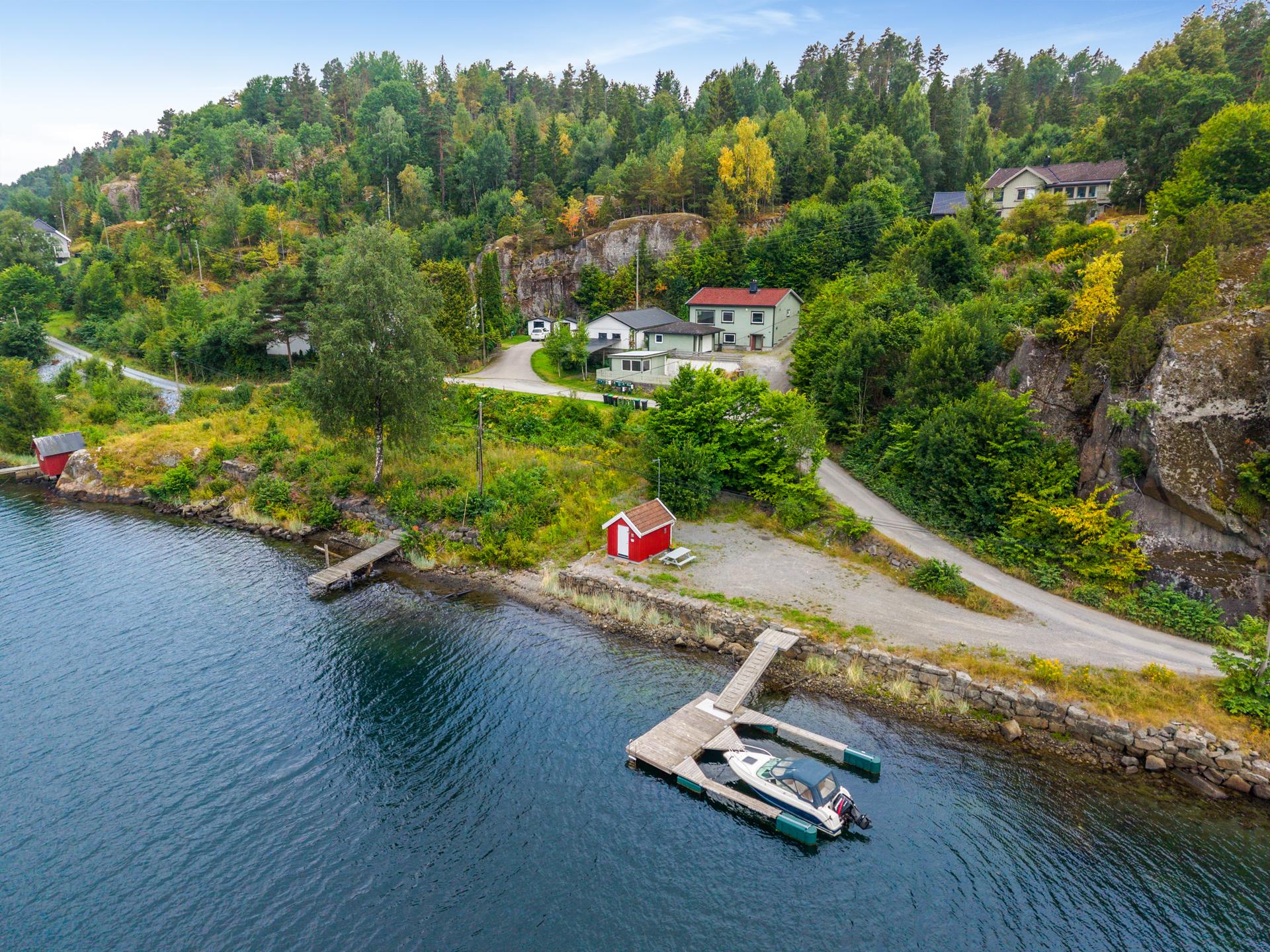 Eiendommen har nydelig utsikt over Langangsfjorden og er uten boplikt.. Bilde nummer 3 av 3