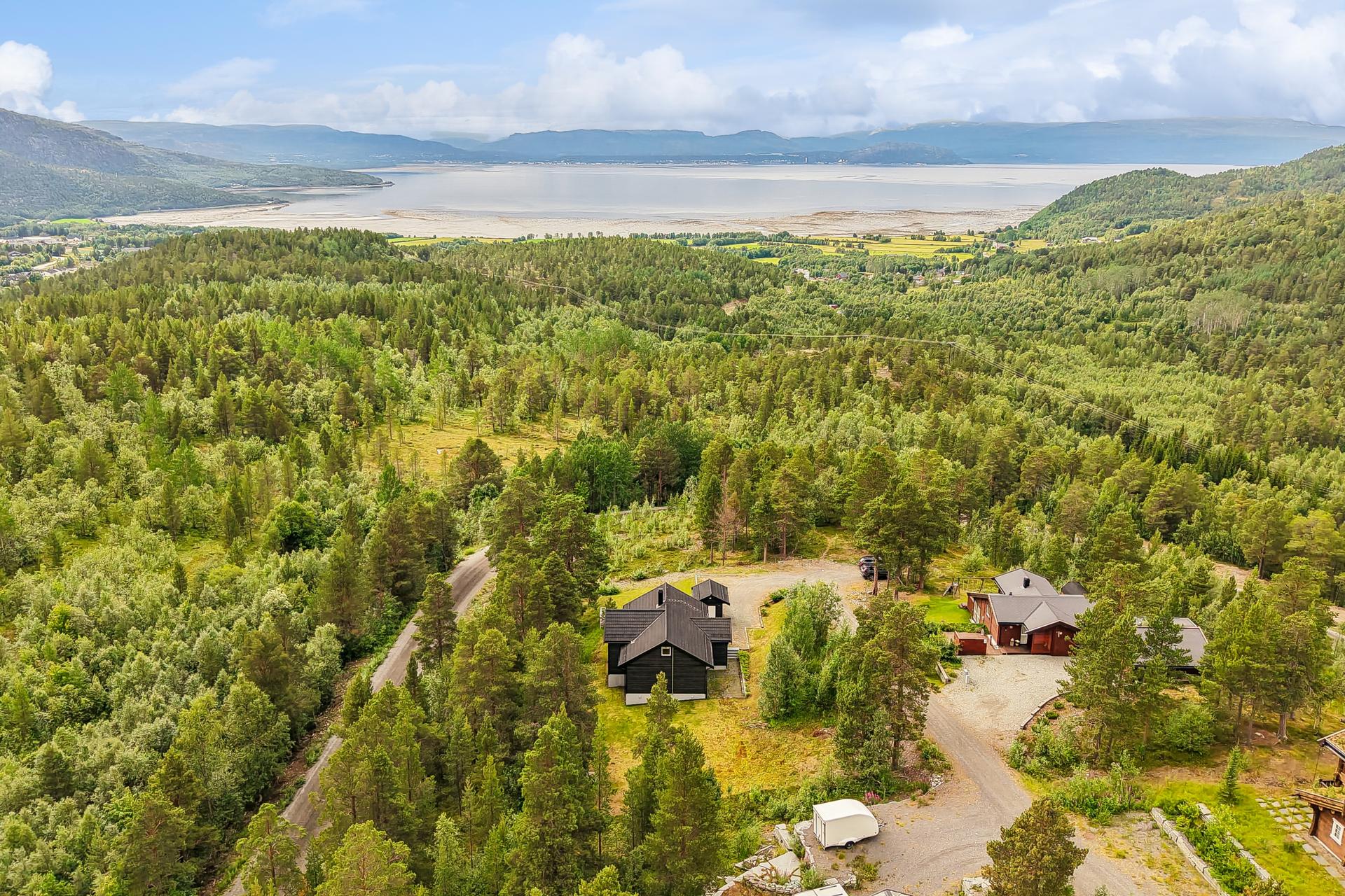 Fra eiendommen er det utsikt mot fjorden.. Bilde nummer 1 av 3