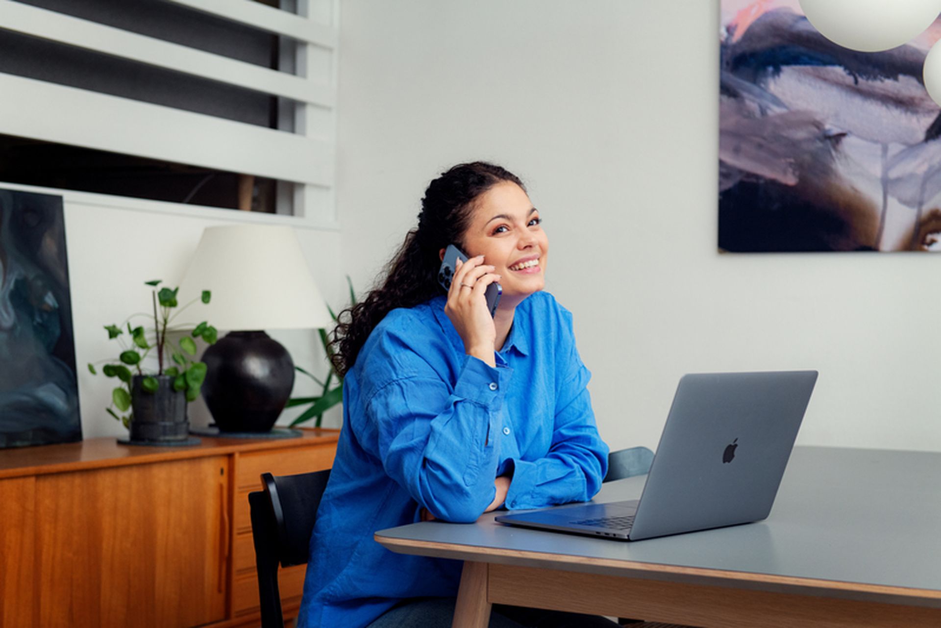 Dame i telefonen kjøper bolig