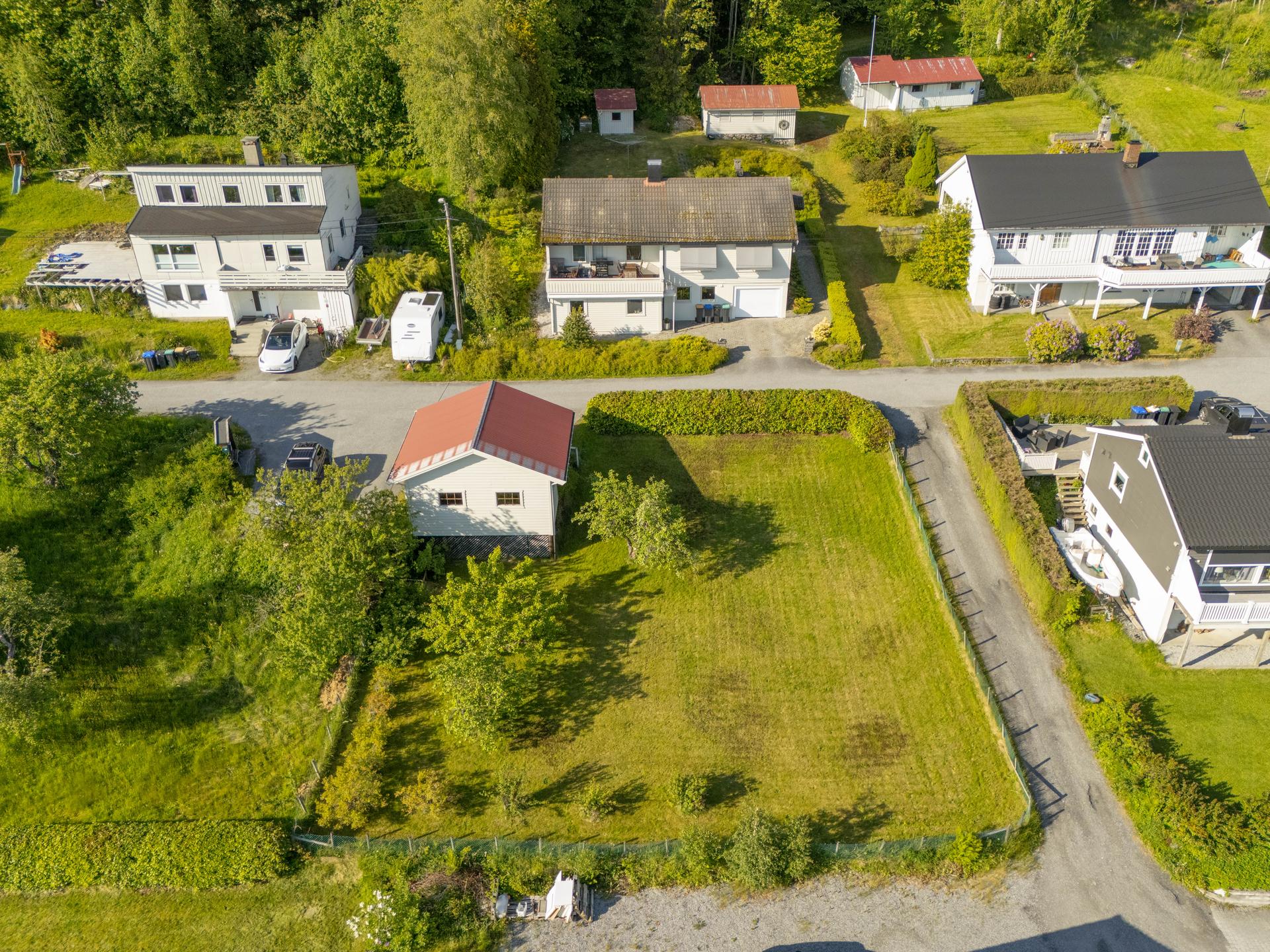 Tomten ligger solrikt til med sydvendt orientering.. Bilde nummer 2 av 3