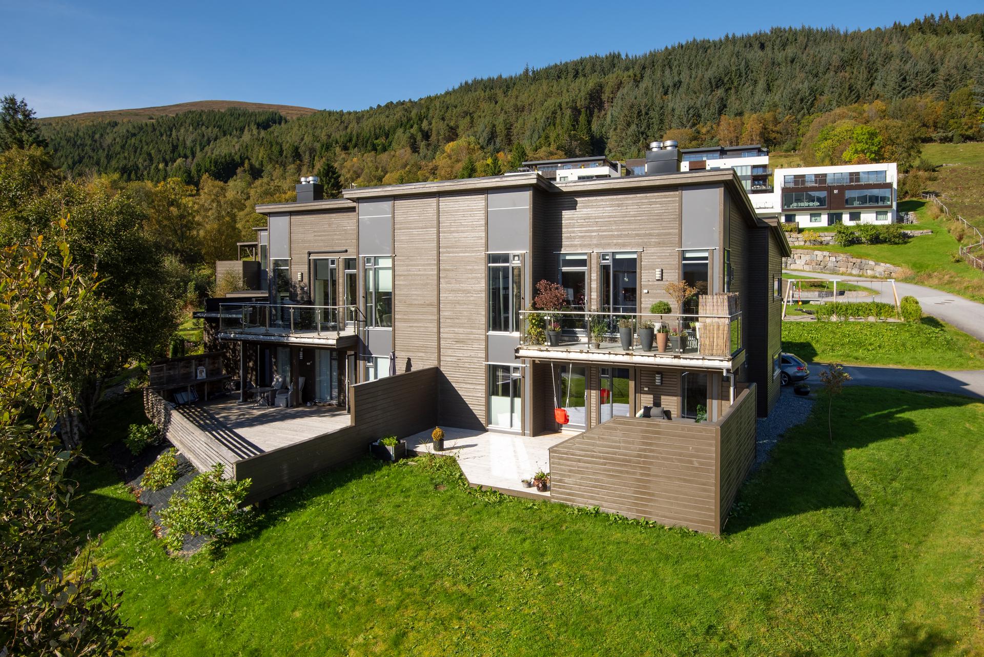Velkommen til Teigane 12 – en innholdsrik leilighet med carport og solrik balkong. Foto: JC Foto v/ John Colbensen. Bilde nummer 1 av 3