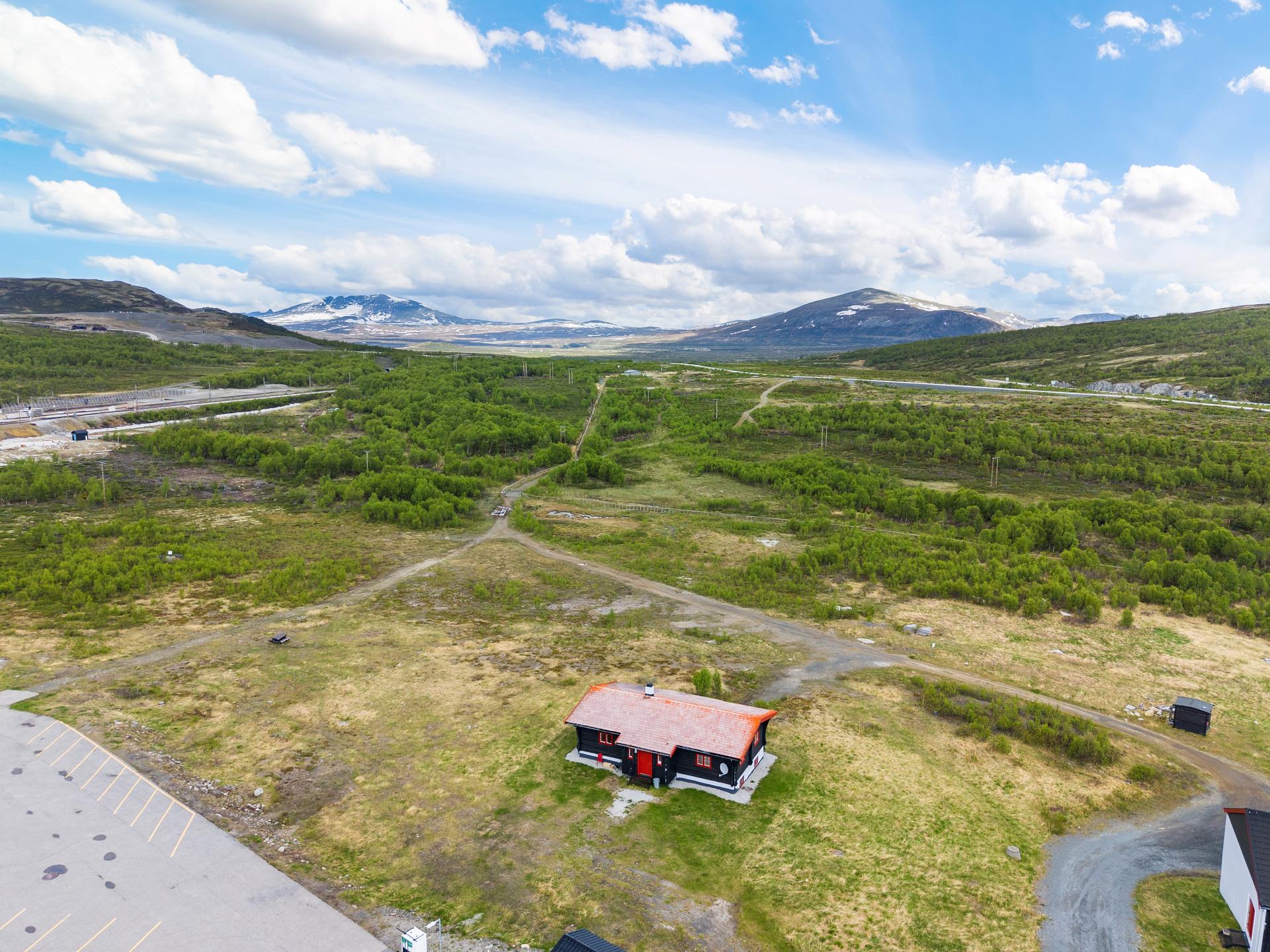 Eiendommen ligger midt i turterrenget på Dovrefjell, med Snøhetta i horisonten.. Bilde nummer 2 av 3