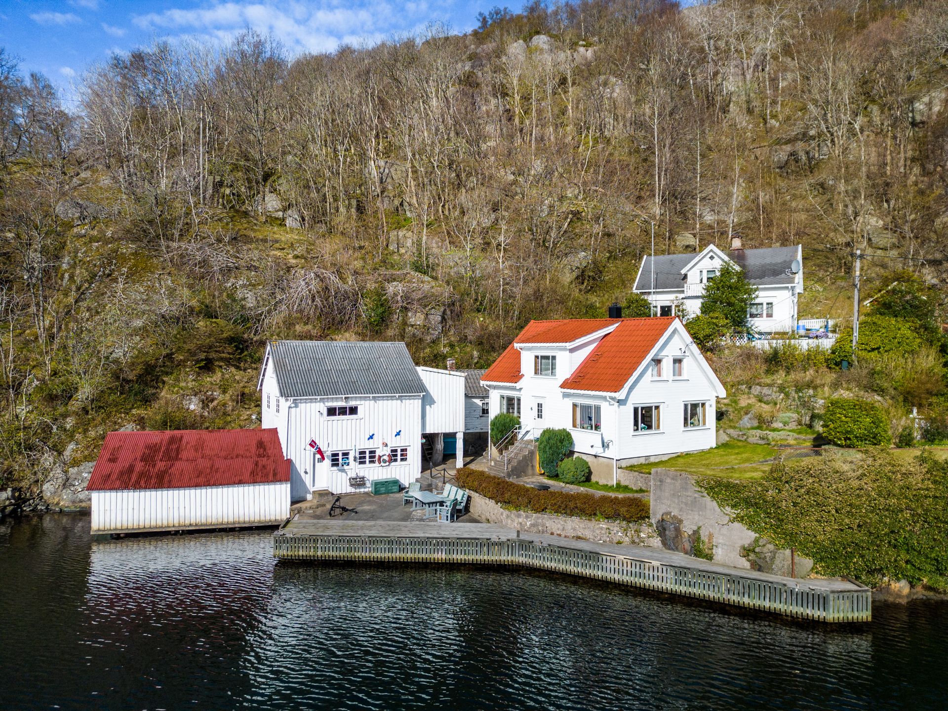 Sjarmerende eiendom ved sjøen med privat brygge, bod og båtnaust! . Bilde nummer 2 av 3