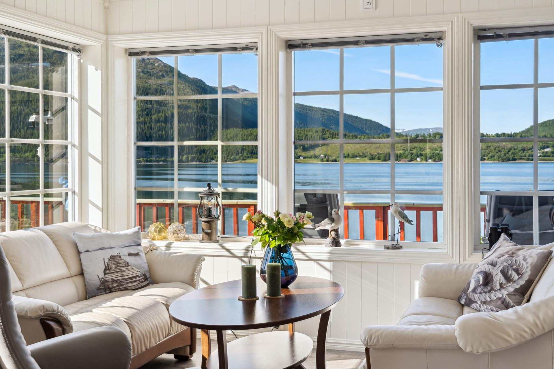 Fra eiendommen har du en nydelig utsikt mot fjorden og det vakre kystlandskapet.. Bilde nummer 3 av 3