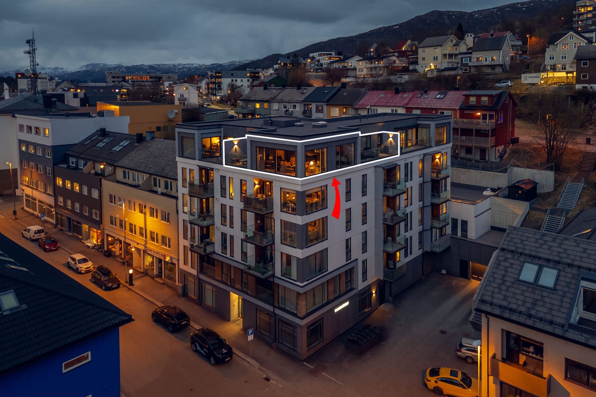 Toppleilighet med en unik plassering på hjørnet bygningen. 2 terrasser- innvendig parkering- heis- Foto: Kalle Punsvik. Bilde nummer 1 av 3