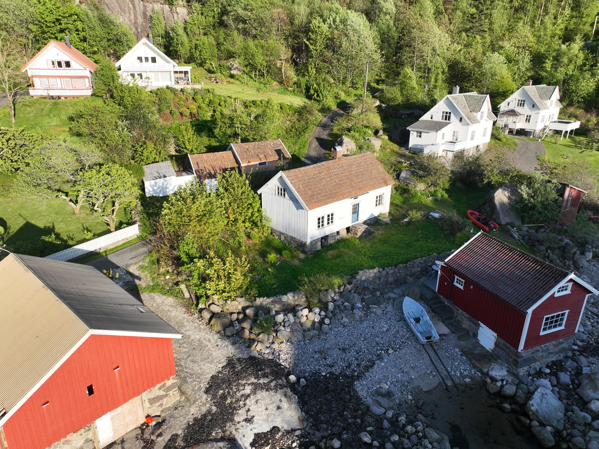 Enebolig fra 1815, SEFRAK-registrert i verneklasse A. Et sjeldent renoveringsobjekt med en rik historie, beliggende i skrånende terreng ned mot sjøen.. Bilde nummer 3 av 3
