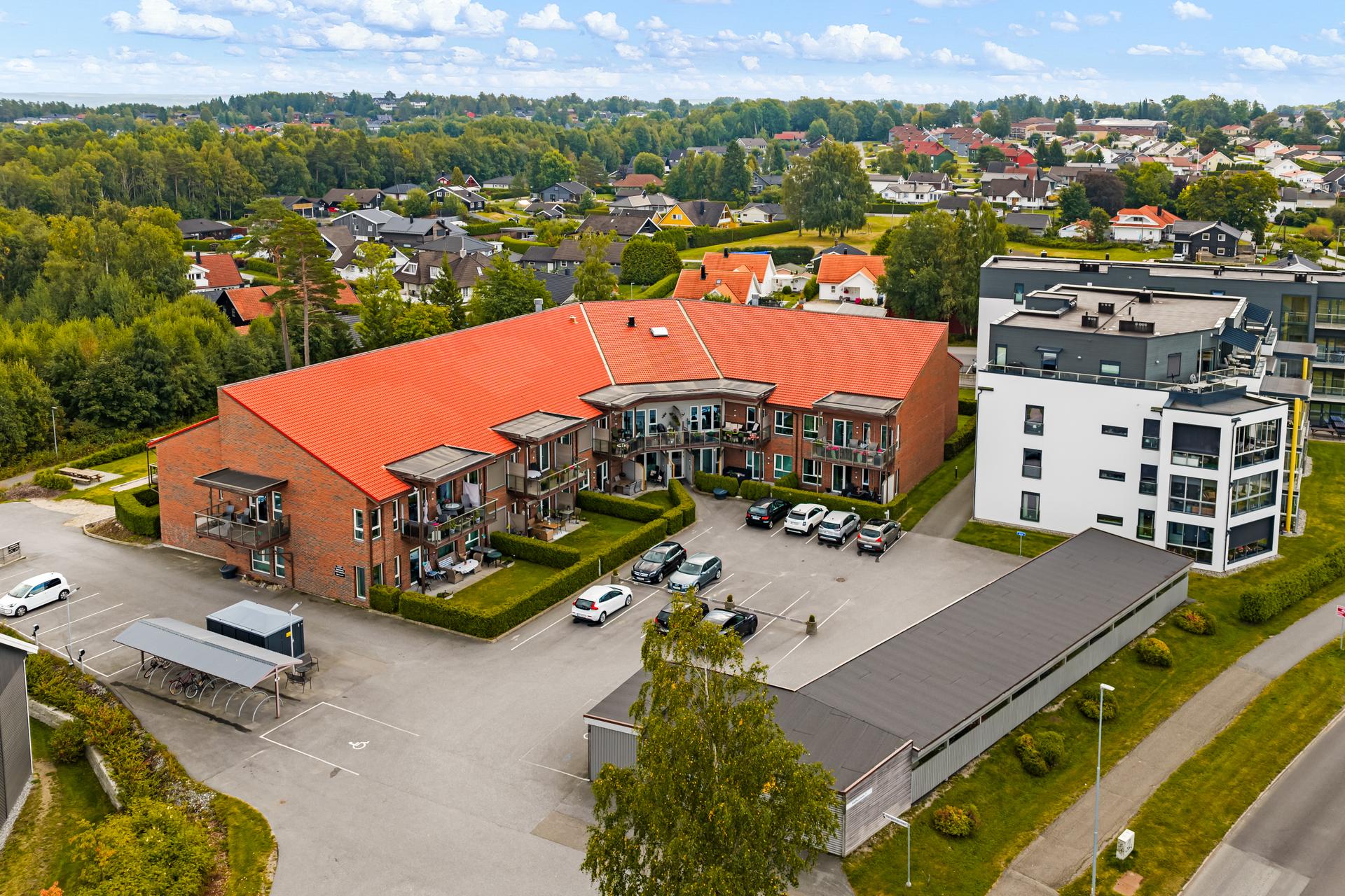 Dette er en flott leilighet som gir en enkel hverdag. Her har du alt du trenger i gangavstand, som skoler, barnehager og butikker.. Bilde nummer 2 av 3