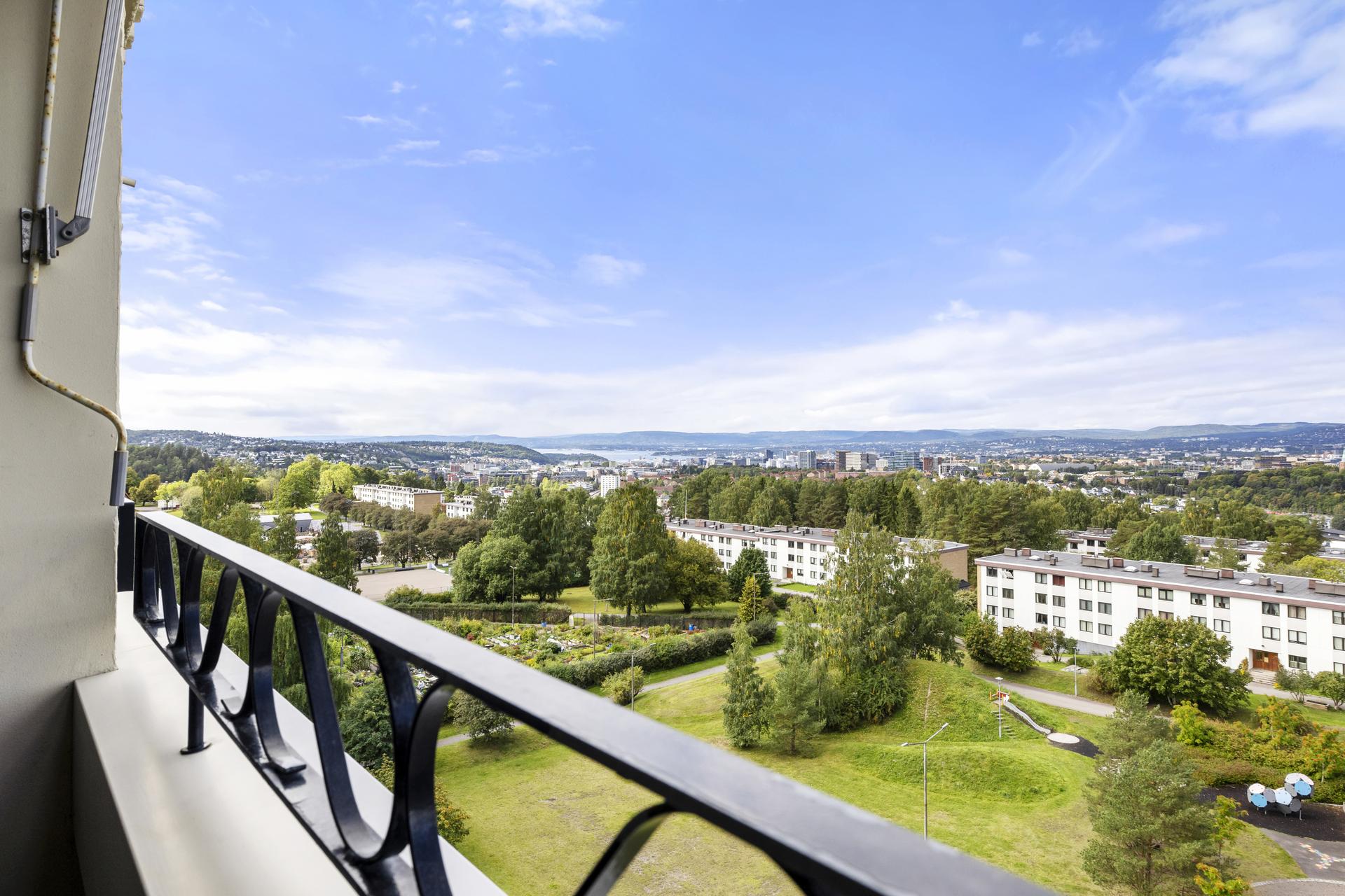 Fra balkongen er det fritt utsyn over borettslagets grøntområder og byen.. Bilde nummer 2 av 3