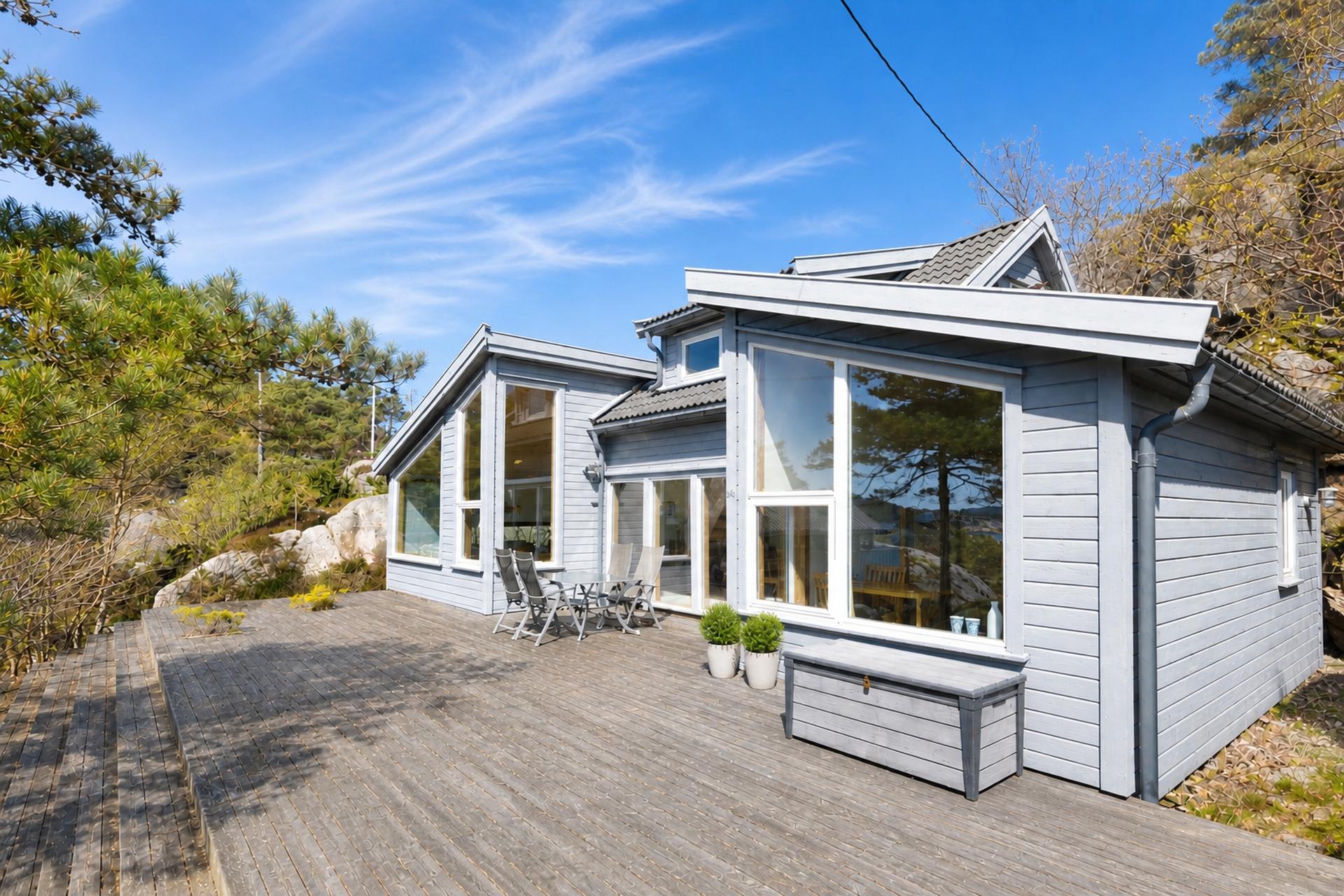 Den store terrassen fungerer som et naturlig samlingspunkt og byr på en vakker utsikt over sjøen og skjærgården. Trappen i enden av terrassen er plassert over nabogrensen. . Bilde nummer 3 av 3