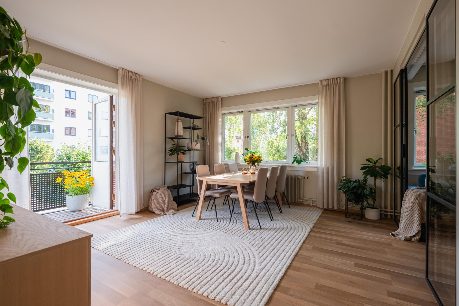 De fleste leilighetene med denne planløsning har både sofa og spisestue i dette rommet. Bilde nummer 3 av 3